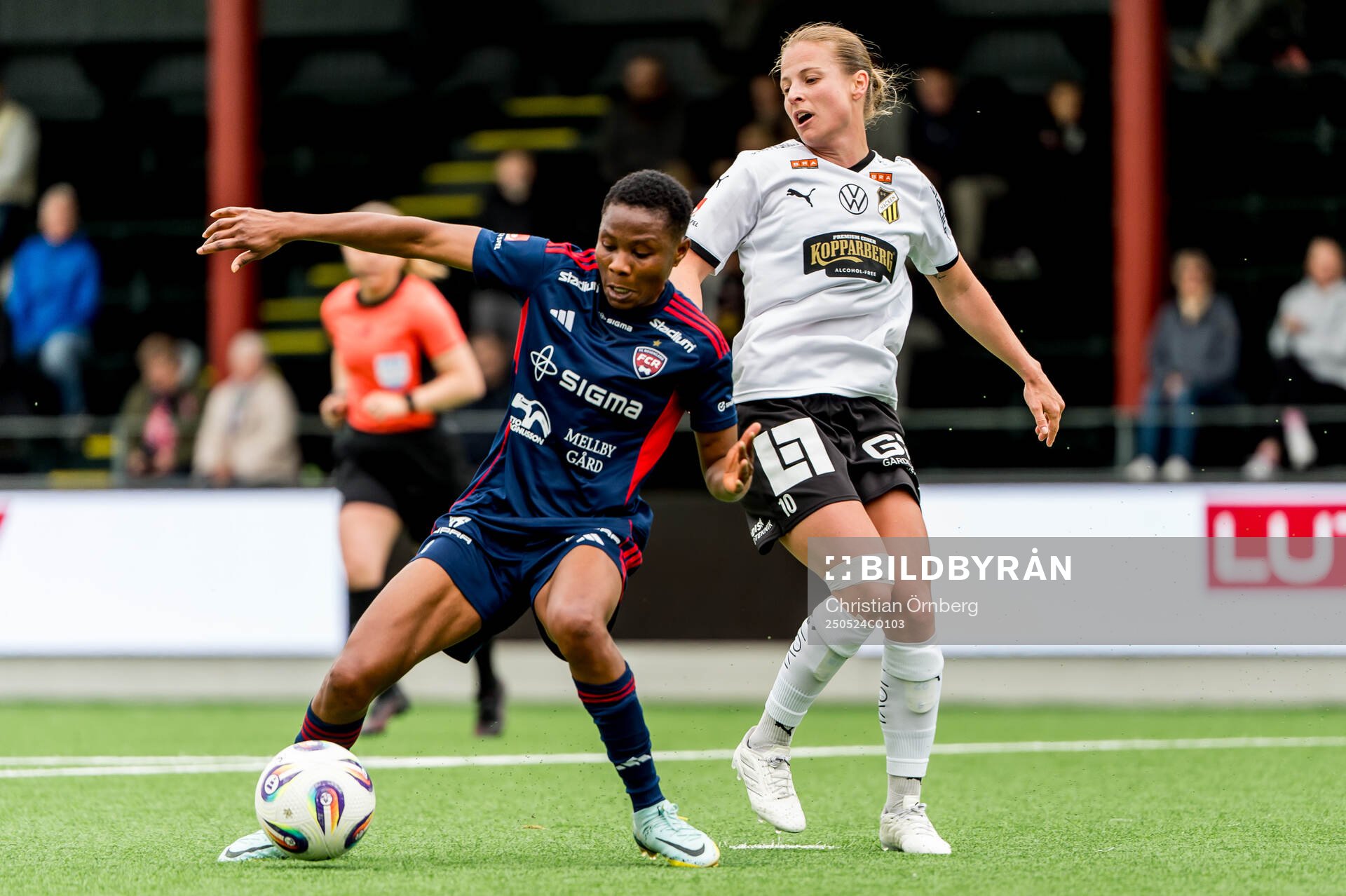 Rosengårds Halimatu Ayinde och Häckens Anna Anvegård under fotbollsmatchen i Damallsvenskan mellan Rosengård och Häcken den 24 maj 2025 i Malmö.