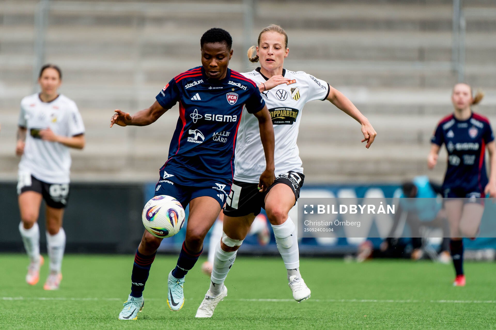 Rosengårds Halimatu Ayinde och Häckens Anna Anvegård under fotbollsmatchen i Damallsvenskan mellan Rosengård och Häcken den 24 maj 2025 i Malmö.