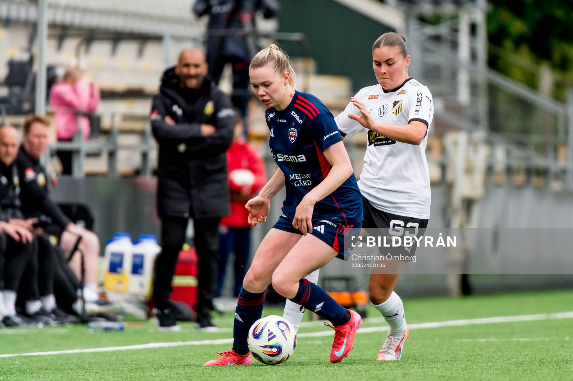 Rosengårds Bea Sprung och Häckens Hanna Wijk under fotbollsmatchen i Damallsvenskan mellan Rosengård och Häcken den 24 maj 2025 i Malmö.
