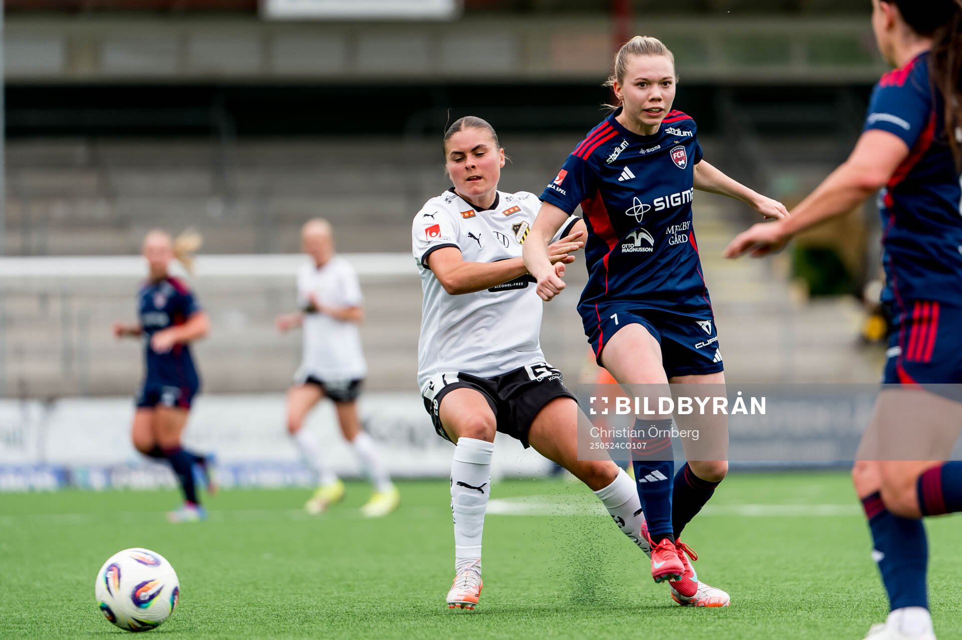 Häckens Hanna Wijk och Rosengårds Bea Sprung under fotbollsmatchen i Damallsvenskan mellan Rosengård och Häcken den 24 maj 2025 i Malmö.