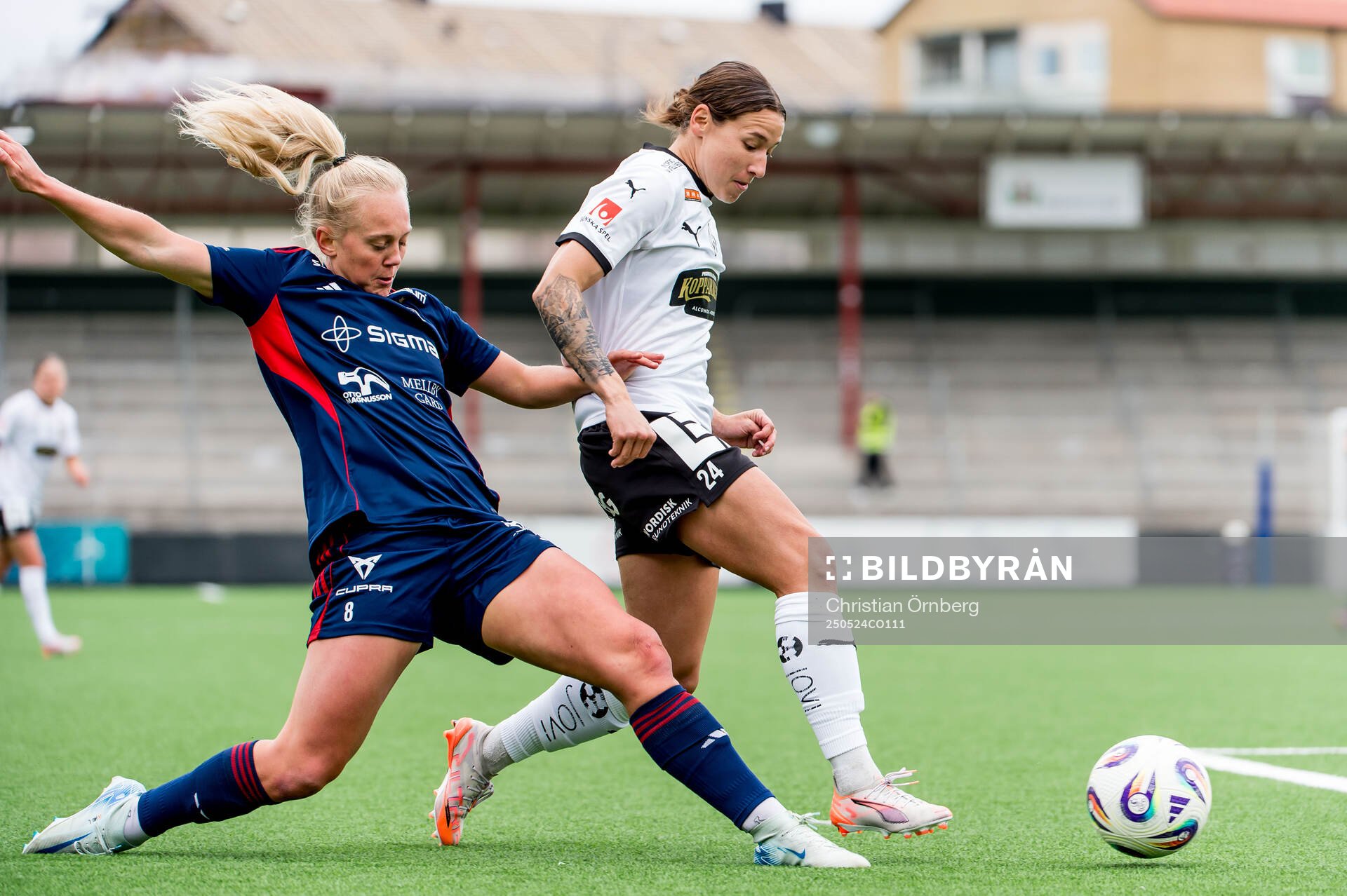 Rosengårds Molly Johansson och Häckens Tabby Tindell under fotbollsmatchen i Damallsvenskan mellan Rosengård och Häcken den 24 maj 2025 i Malmö.