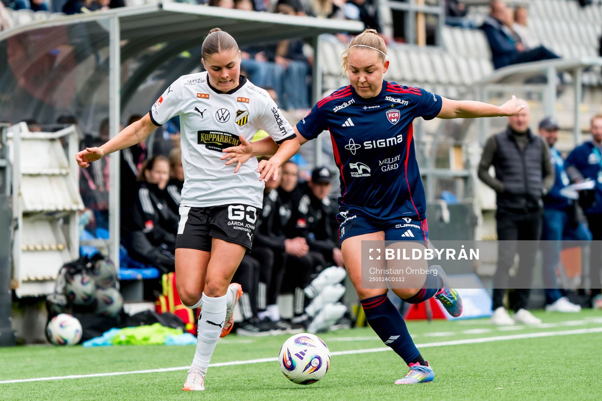 Häckens Hanna Wijk och Rosengårds Oona Sevenius under fotbollsmatchen i Damallsvenskan mellan Rosengård och Häcken den 24 maj 2025 i Malmö.