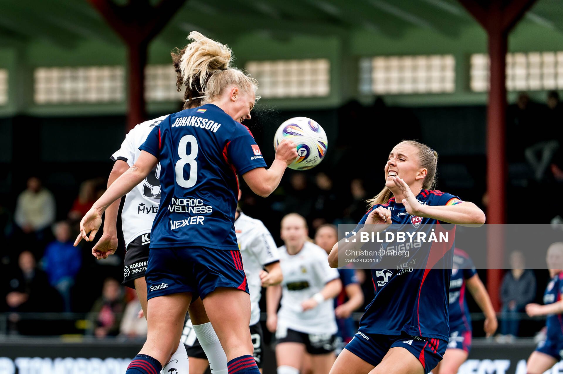 Rosengårds Molly Johansson och Gudrun Arnardottir under fotbollsmatchen i Damallsvenskan mellan Rosengård och Häcken den 24 maj 2025 i Malmö.