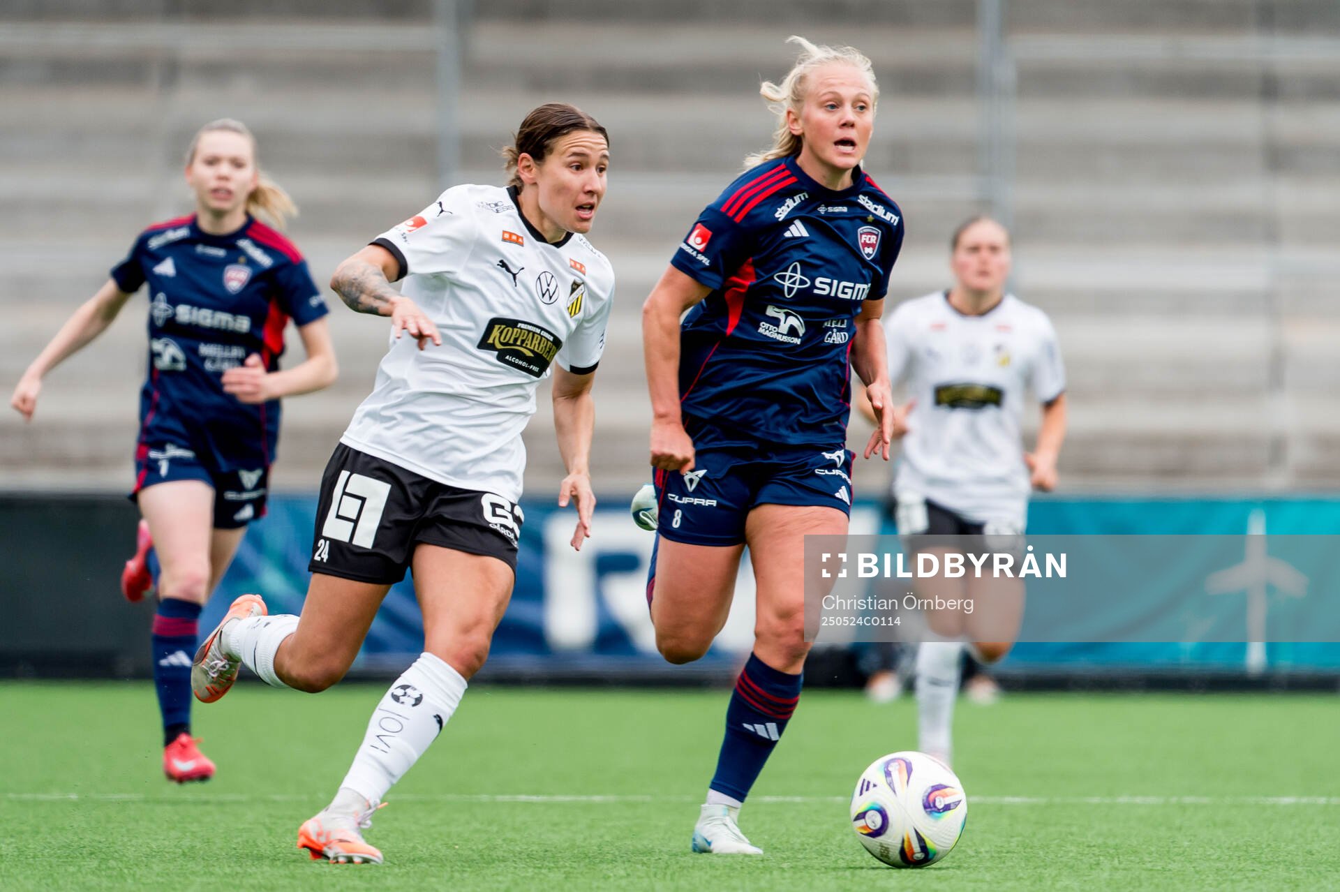 Häckens Tabby Tindell och Rosengårds Molly Johansson under fotbollsmatchen i Damallsvenskan mellan Rosengård och Häcken den 24 maj 2025 i Malmö.