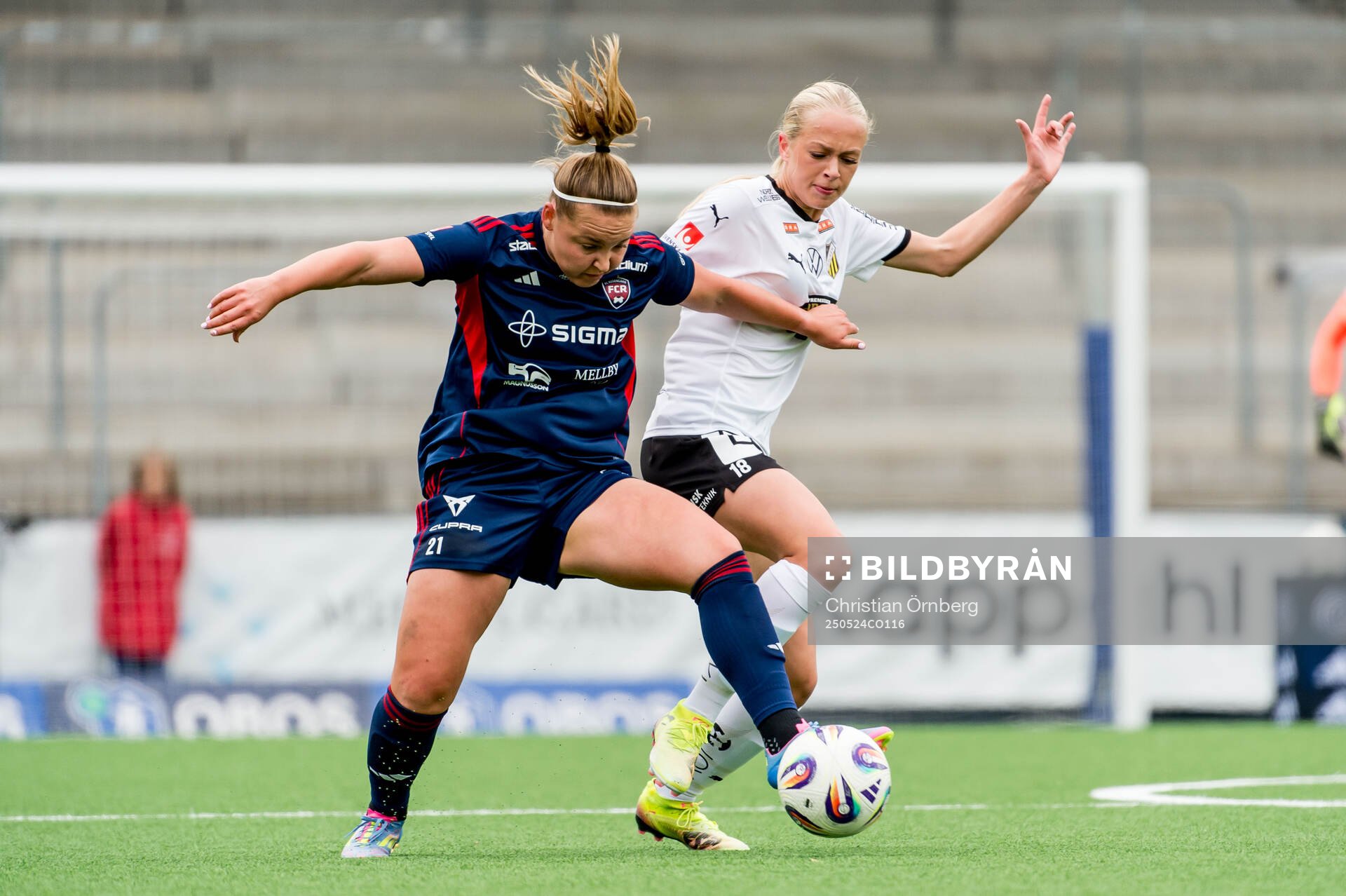 Rosengårds Oona Sevenius och Häckens Lisa Löwing under fotbollsmatchen i Damallsvenskan mellan Rosengård och Häcken den 24 maj 2025 i Malmö.