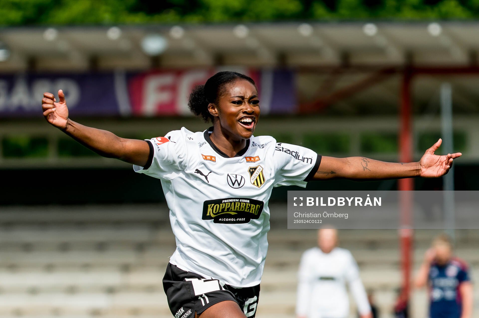 Häckens Monica Jusu Bah jublar efter 0-1 under fotbollsmatchen i Damallsvenskan mellan Rosengård och Häcken den 24 maj 2025 i Malmö. 