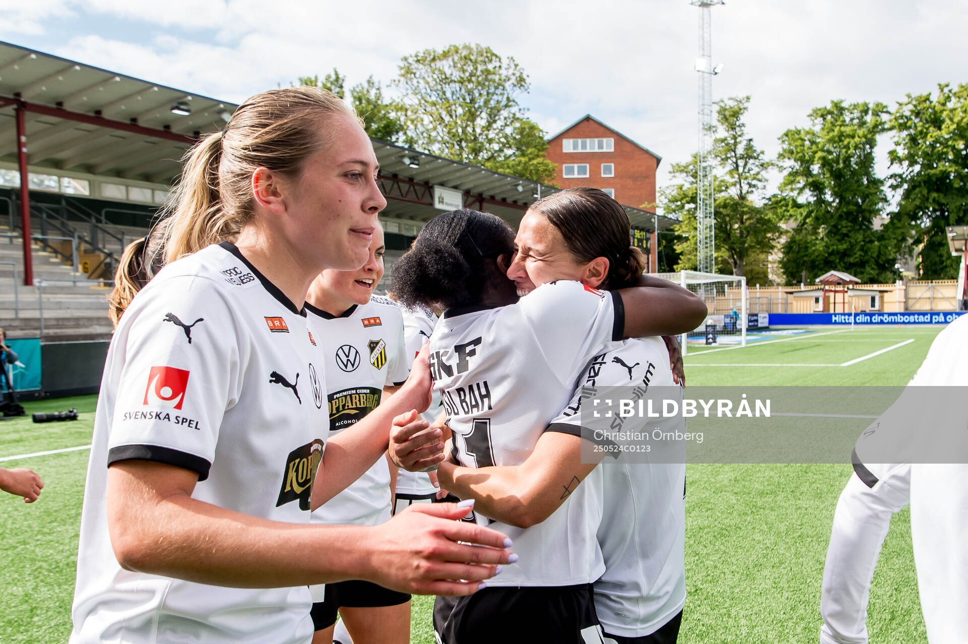 Häckens Monica Jusu Bah jublar med lagkamrater efter 0-1 under fotbollsmatchen i Damallsvenskan mellan Rosengård och Häcken den 24 maj 2025 i Malmö.