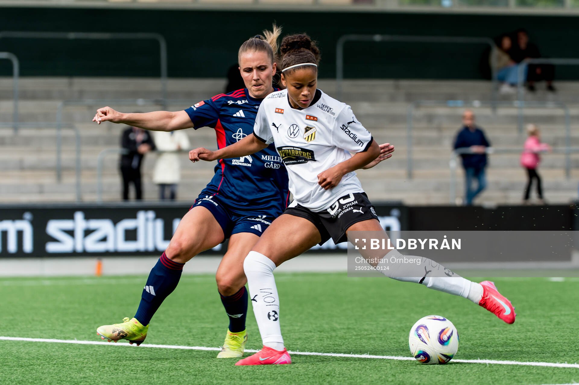 Rosengårds Gudrun Arnardottir och Häckens Felicia Schröder under fotbollsmatchen i Damallsvenskan mellan Rosengård och Häcken den 24 maj 2025 i Malmö.