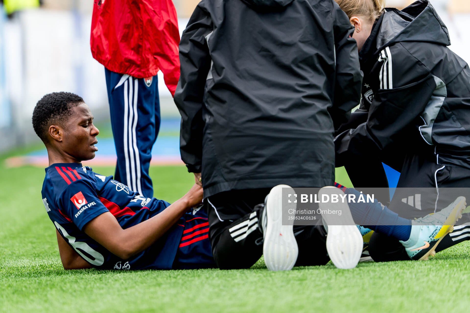 Rosengårds Halimatu Ayinde har ont under fotbollsmatchen i Damallsvenskan mellan Rosengård och Häcken den 24 maj 2025 i Malmö. 