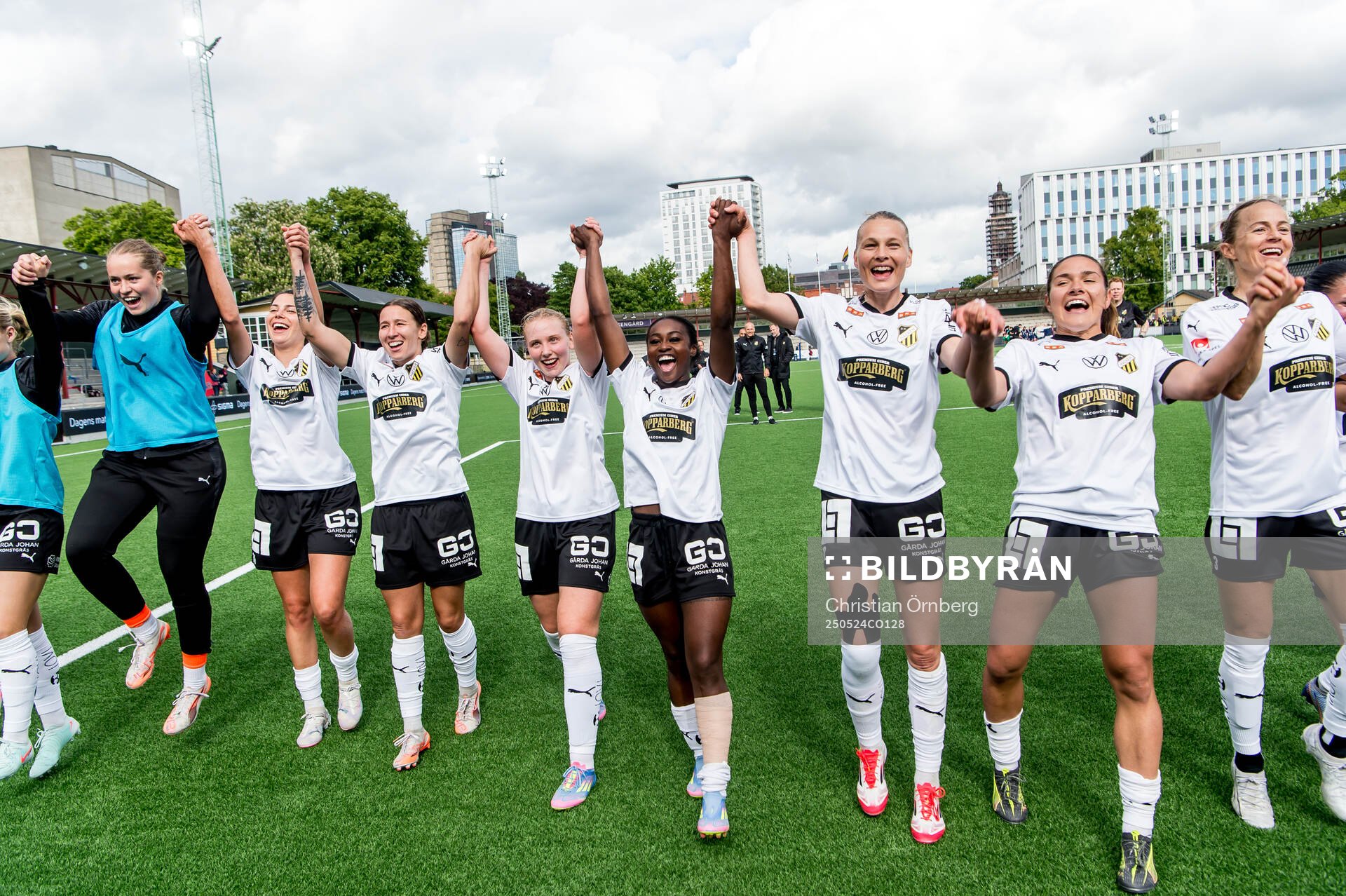 Häckens spelare jublar efter fotbollsmatchen i Damallsvenskan mellan Rosengård och Häcken den 24 maj 2025 i Malmö. 