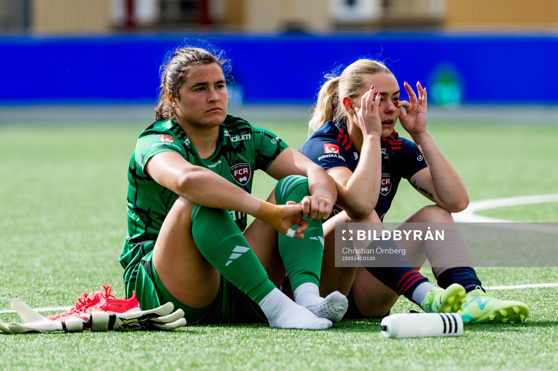 Rosengårds Eartha Cumings och Emma Jansson deppar