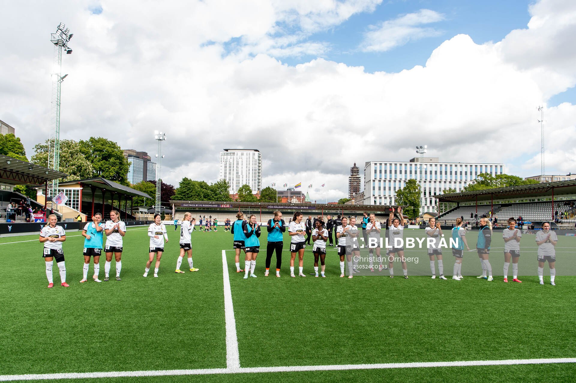 Häckens spelare jublar efter fotbollsmatchen i Damallsvenskan mellan Rosengård och Häcken den 24 maj 2025 i Malmö. 