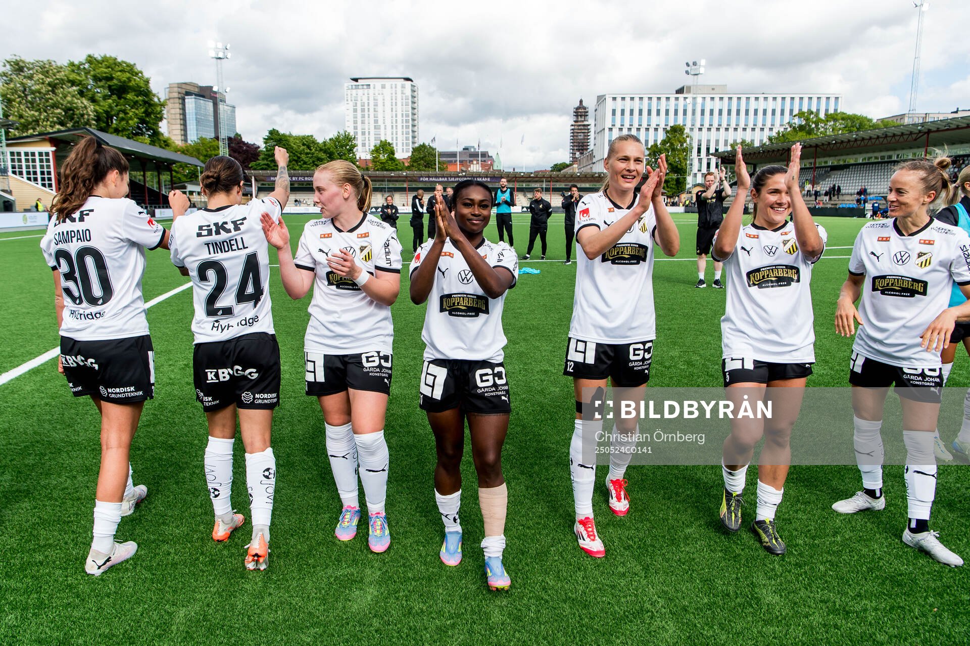 Häckens spelare jublar efter fotbollsmatchen i Damallsvenskan mellan Rosengård och Häcken den 24 maj 2025 i Malmö. 