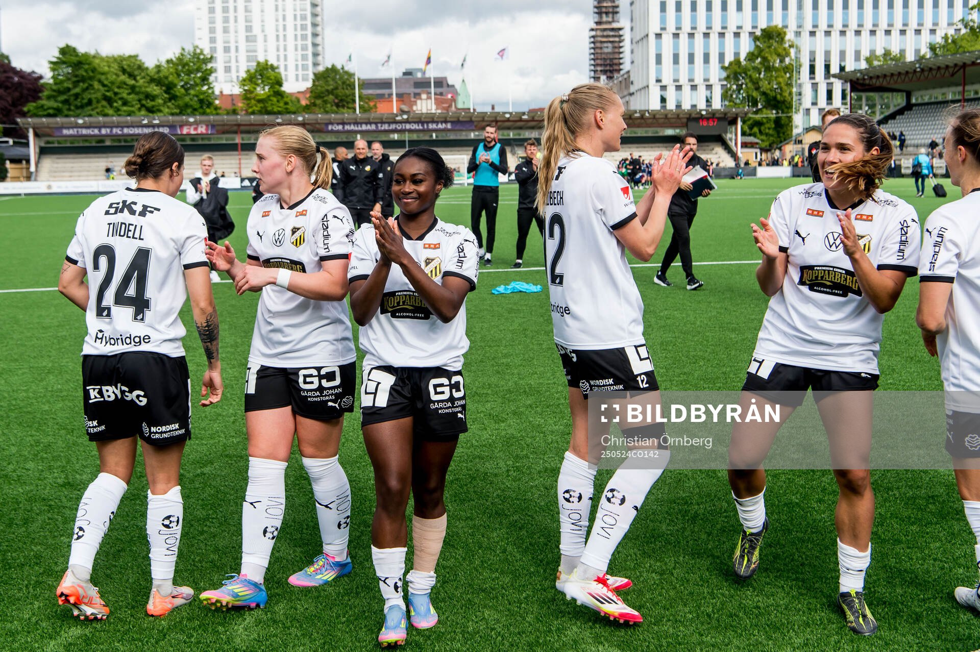 Häckens spelare jublar efter fotbollsmatchen i Damallsvenskan mellan Rosengård och Häcken den 24 maj 2025 i Malmö. 