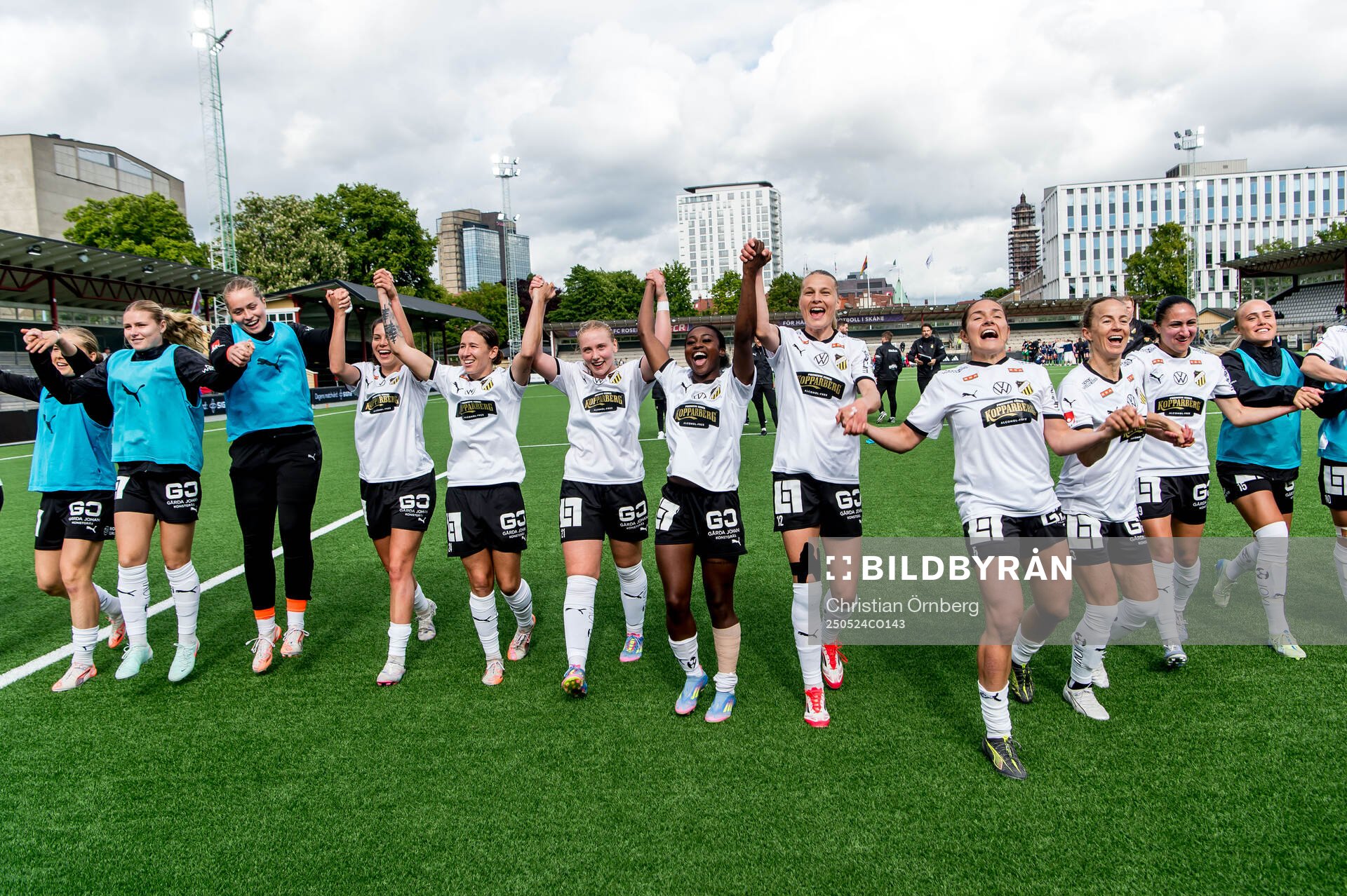 Häckens spelare jublar efter fotbollsmatchen i Damallsvenskan mellan Rosengård och Häcken den 24 maj 2025 i Malmö. 