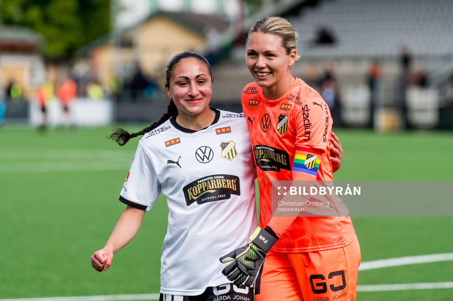 Häckens Nesrin Akgun och målvakt Jennifer Falk jublar efter fotbollsmatchen i Damallsvenskan mellan Rosengård och Häcken den 24 maj 2025 i Malmö.