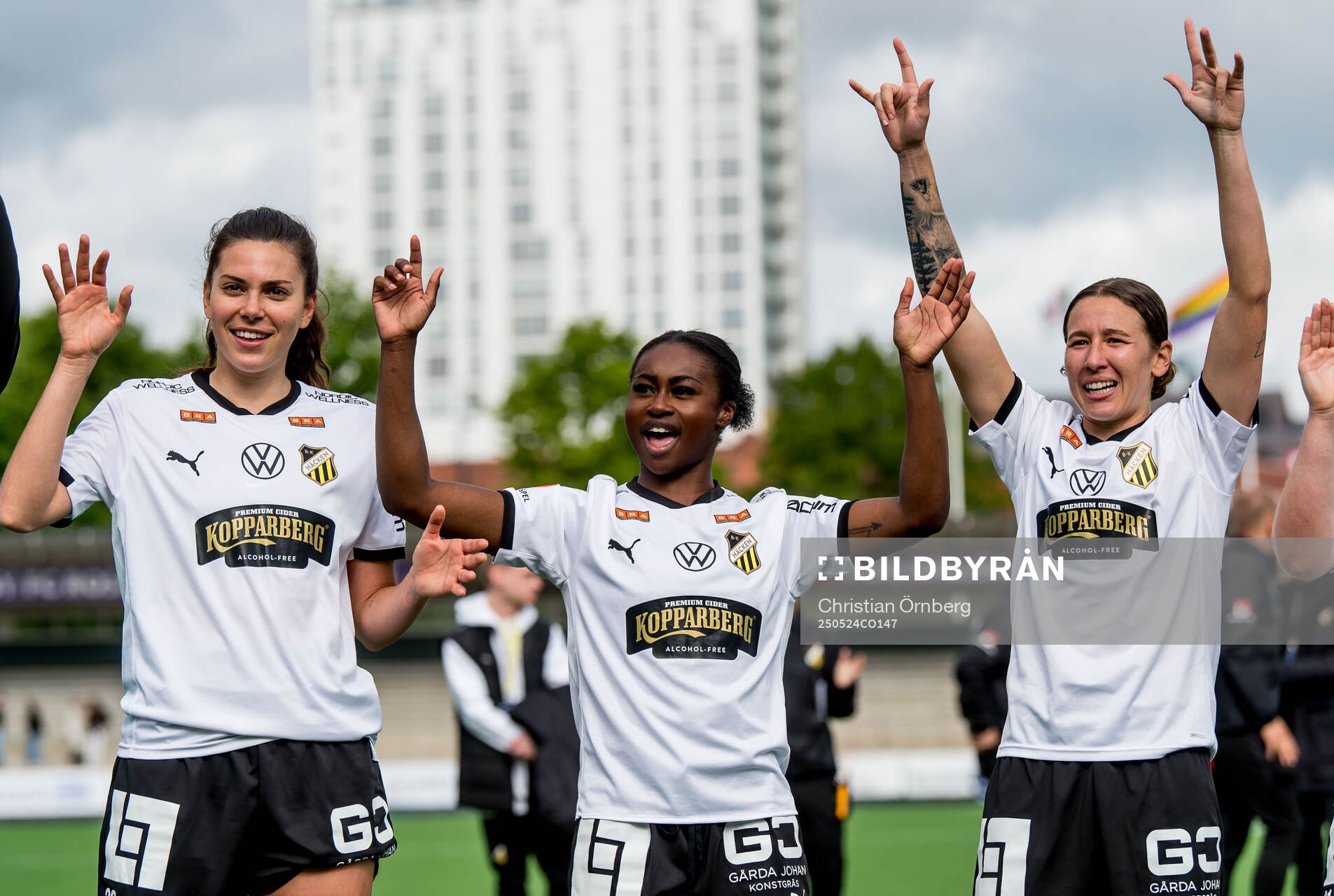 Häckens spelare jublar efter fotbollsmatchen i Damallsvenskan mellan Rosengård och Häcken den 24 maj 2025 i Malmö. 