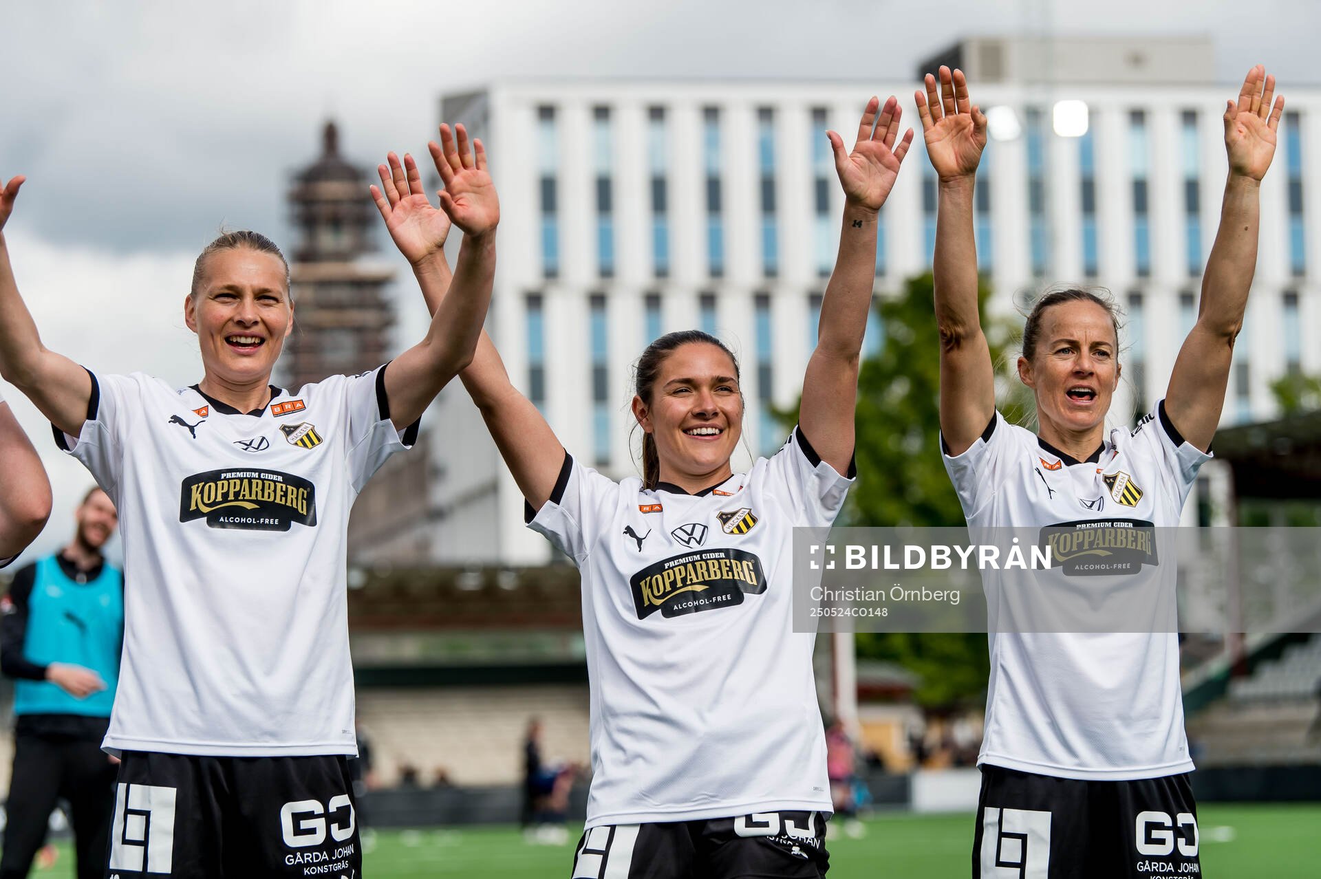 Häckens spelare jublar efter fotbollsmatchen i Damallsvenskan mellan Rosengård och Häcken den 24 maj 2025 i Malmö. 