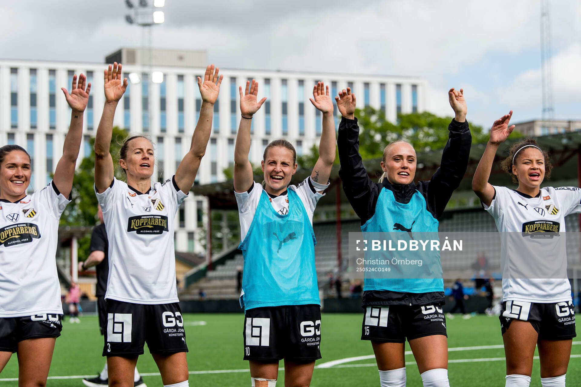 Häckens spelare jublar efter fotbollsmatchen i Damallsvenskan mellan Rosengård och Häcken den 24 maj 2025 i Malmö. 