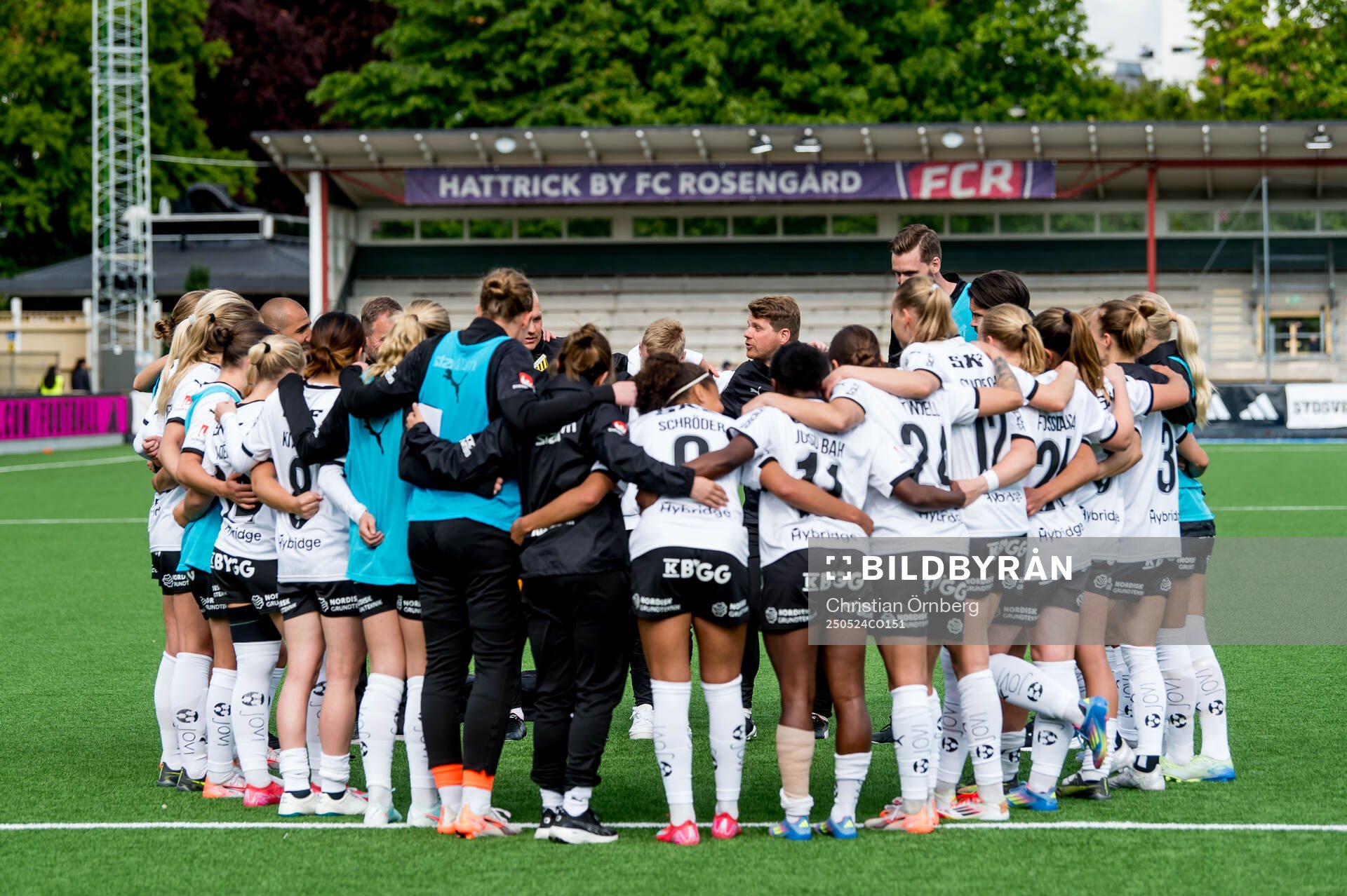Häckens spelare efter fotbollsmatchen i Damallsvenskan mellan Rosengård och Häcken den 24 maj 2025 i Malmö. 