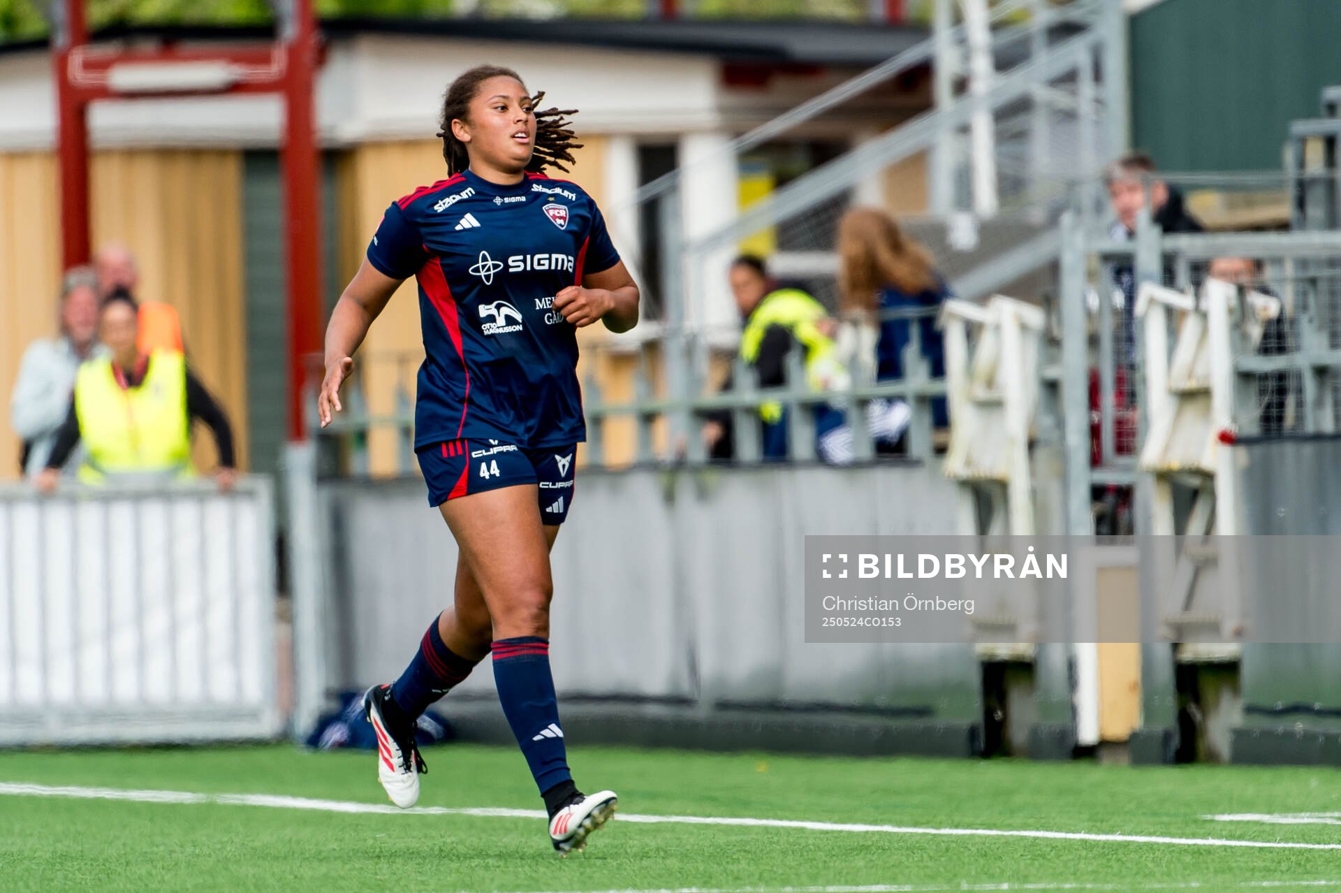 Rosengårds Jo-Anne Agbor Tataw Cronquist under fotbollsmatchen i Damallsvenskan mellan Rosengård och Häcken den 24 maj 2025 i Malmö.
