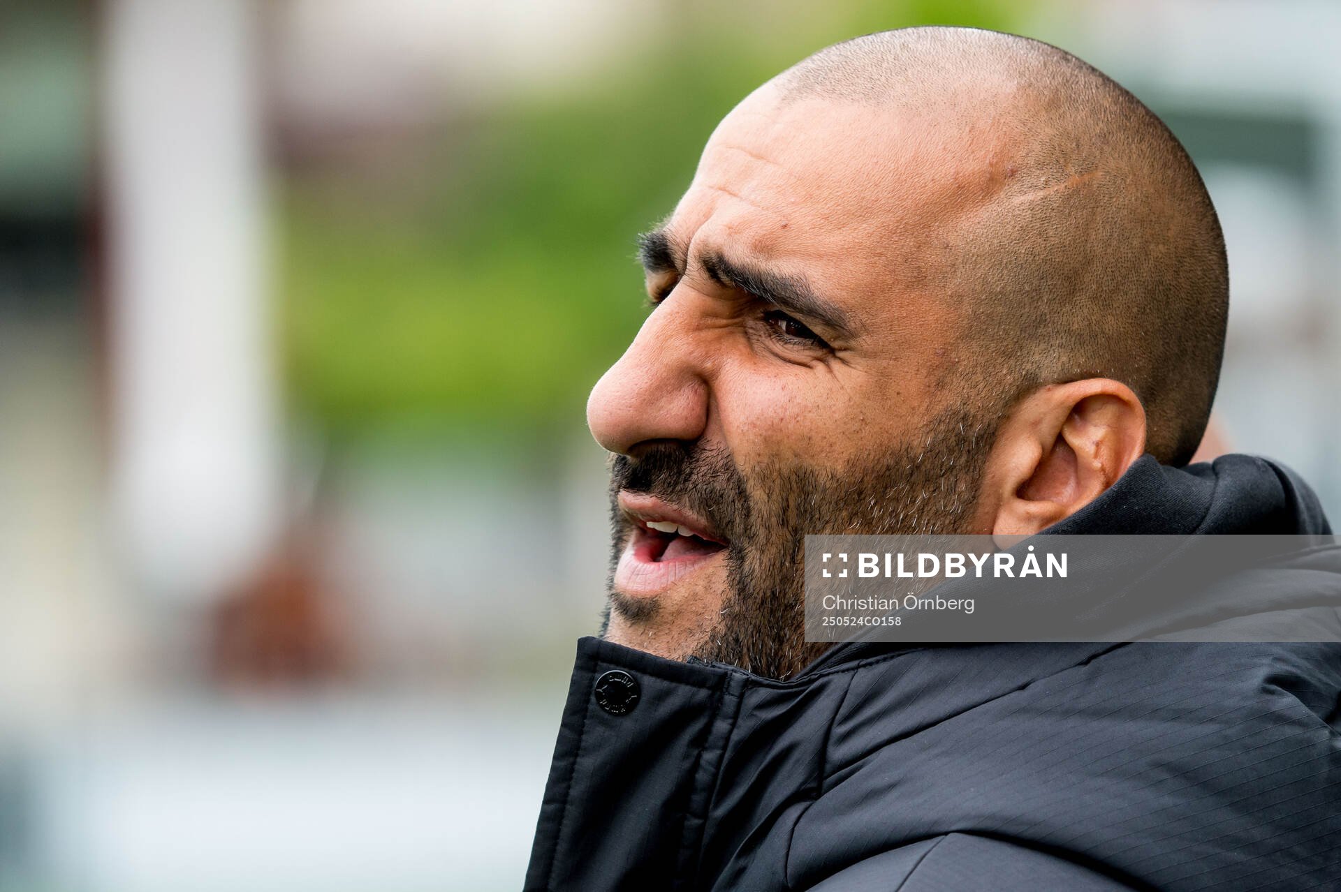 Häckens tränare Mak Lind under fotbollsmatchen i Damallsvenskan mellan Rosengård och Häcken den 24 maj 2025 i Malmö. 