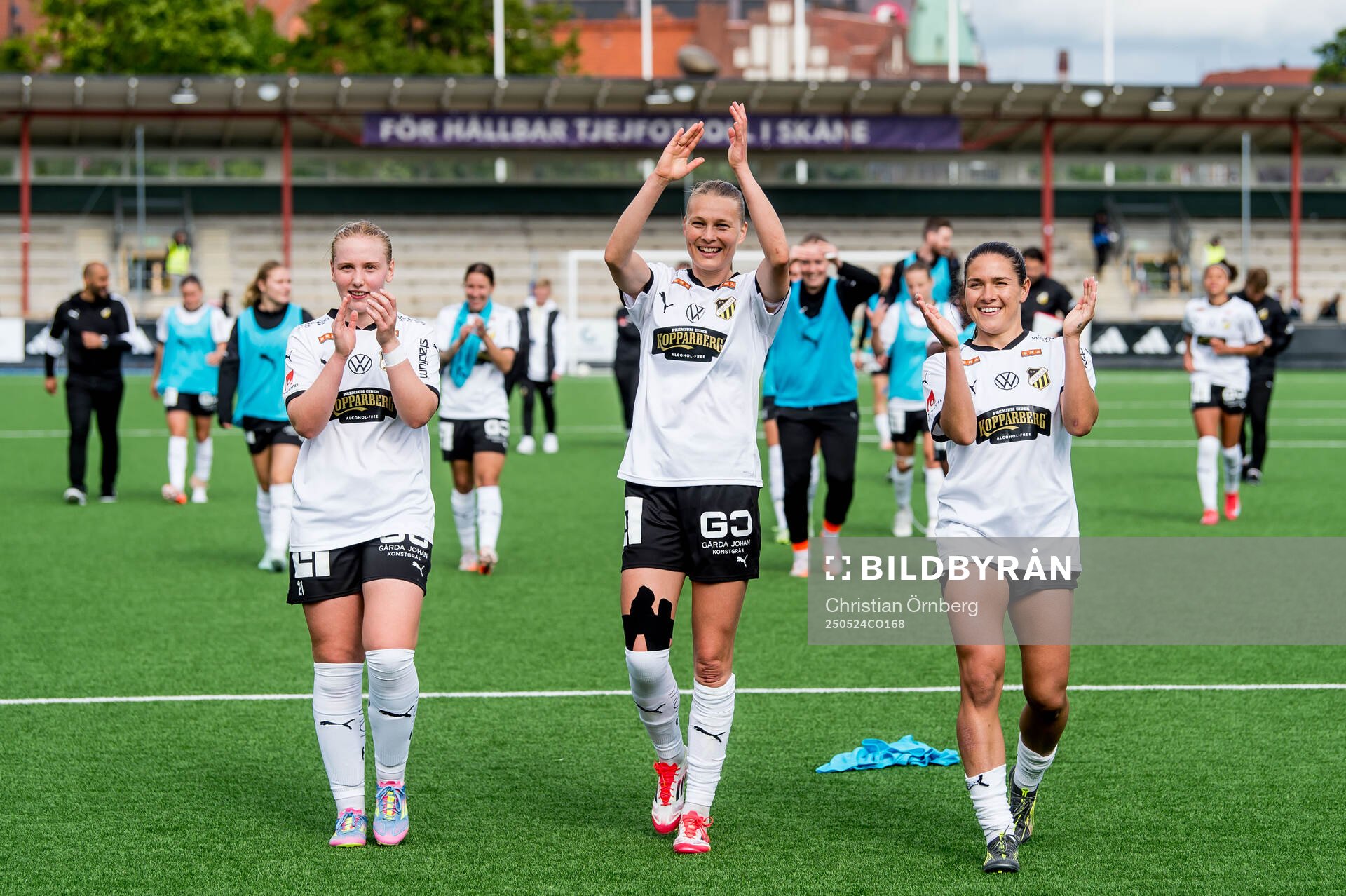 Häckens spelare jublar efter fotbollsmatchen i Damallsvenskan mellan Rosengård och Häcken den 24 maj 2025 i Malmö. 