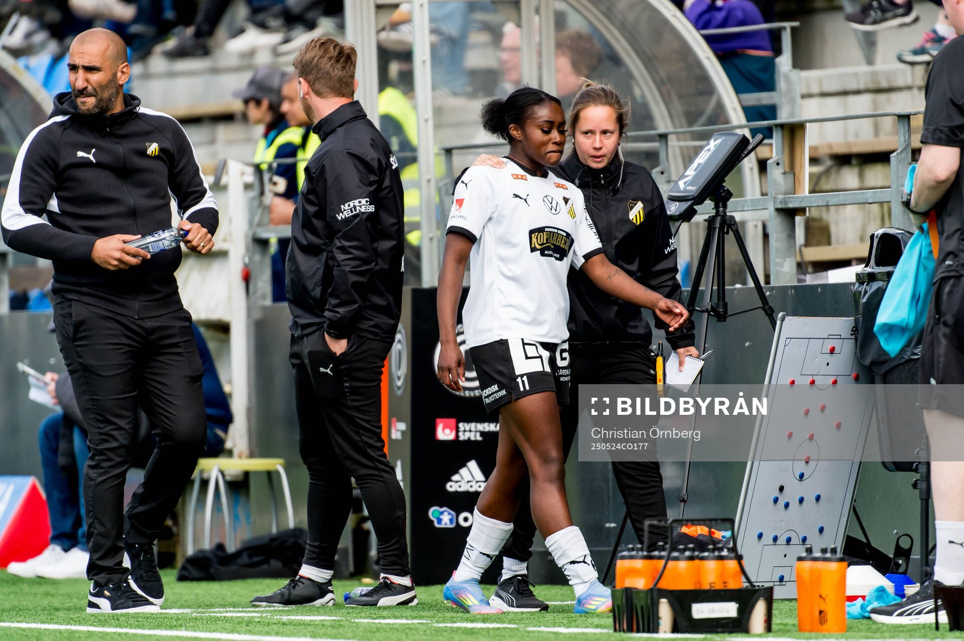 Häckens Monica Jusu Bah lämnar planen under fotbollsmatchen i Damallsvenskan mellan Rosengård och Häcken den 24 maj 2025 i Malmö. 