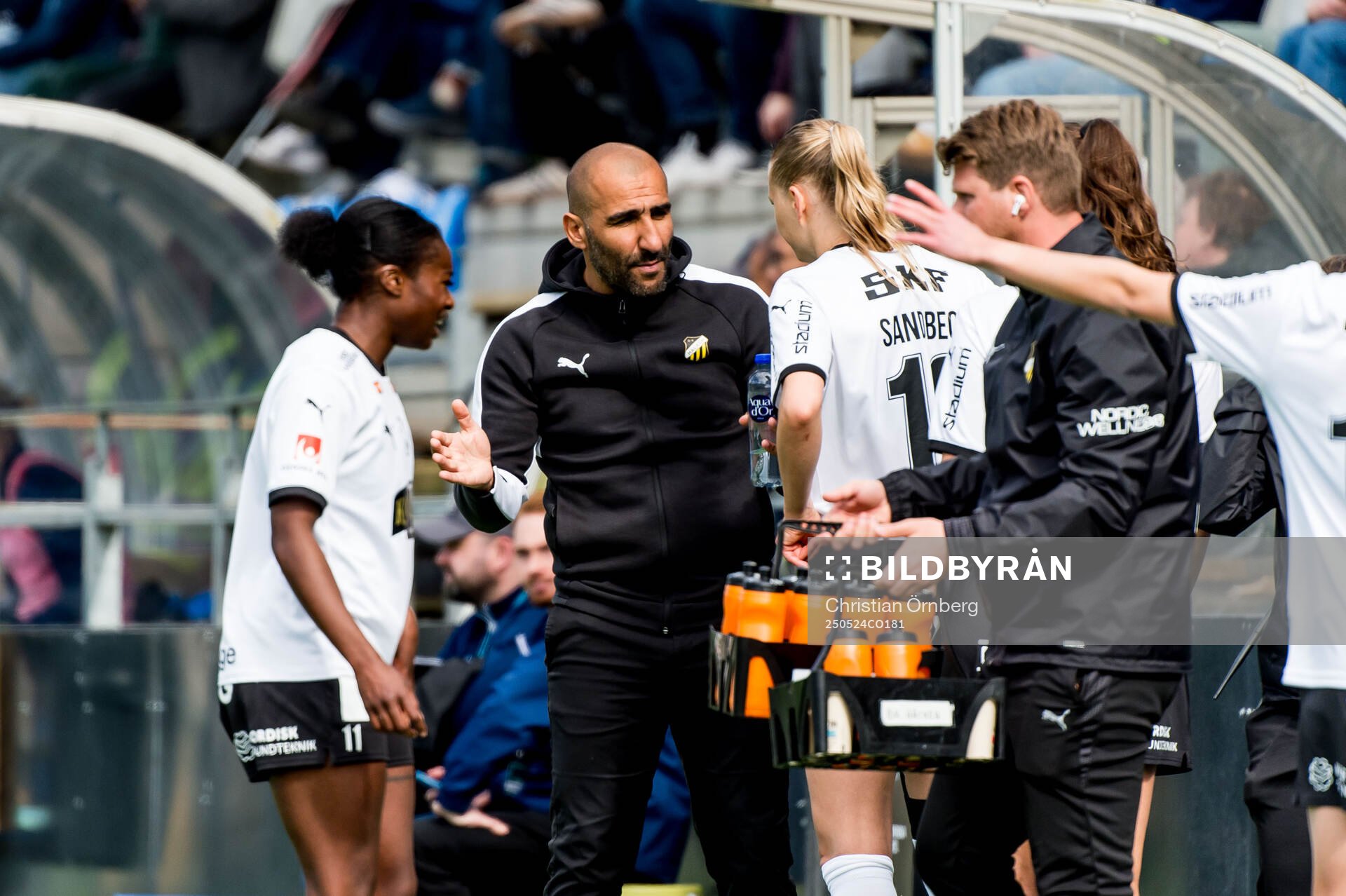 Häckens tränare Mak Lind under fotbollsmatchen i Damallsvenskan mellan Rosengård och Häcken den 24 maj 2025 i Malmö. 