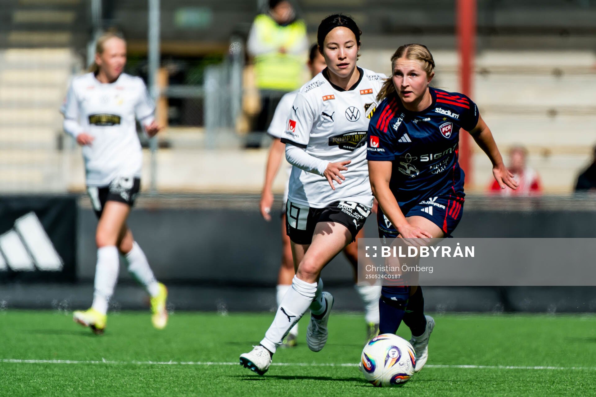 Rosengårds Hanna Andersson och Häckens Hikaru Kitagawa under fotbollsmatchen i Damallsvenskan mellan Rosengård och Häcken den 24 maj 2025 i Malmö.
