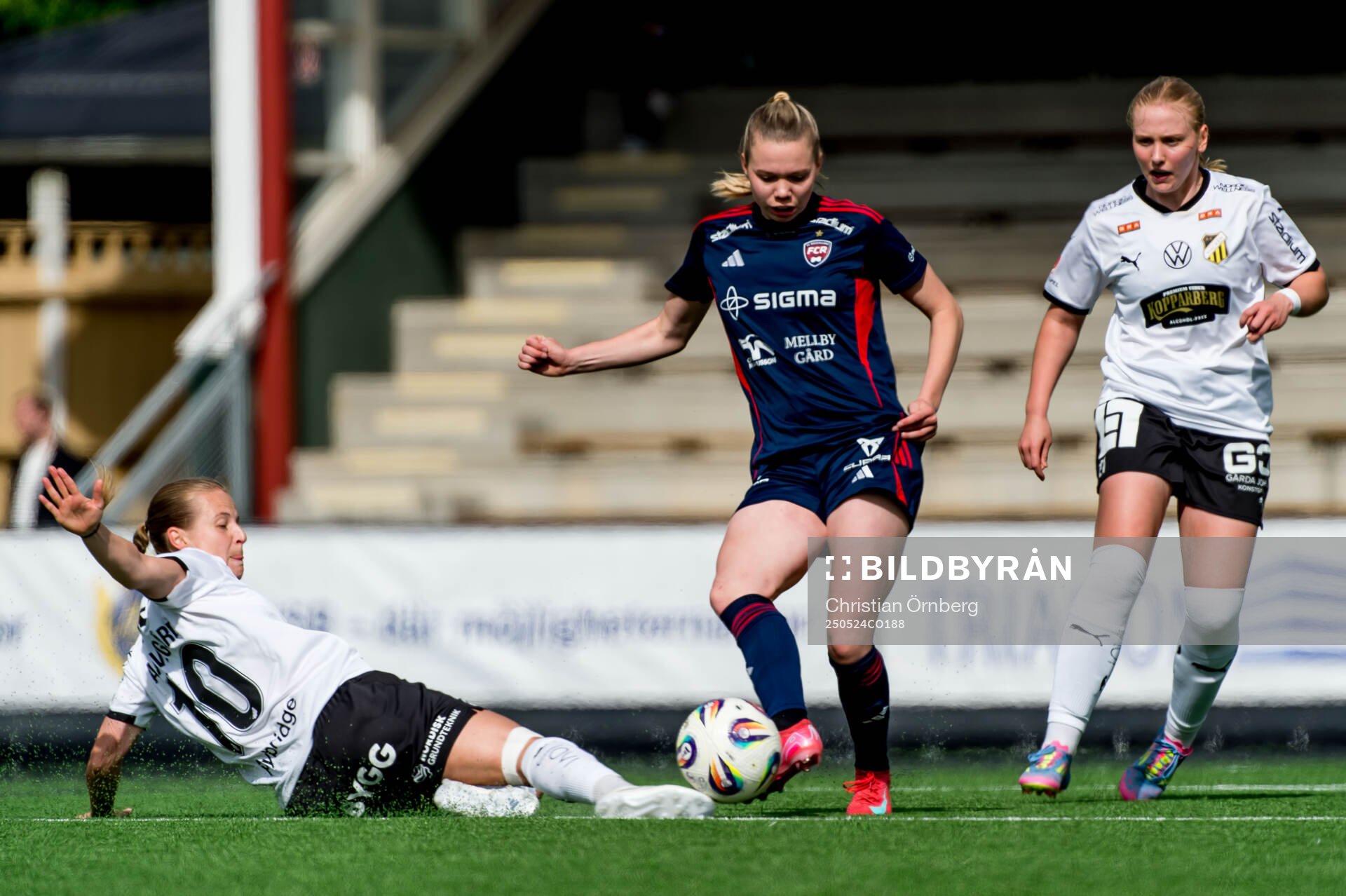 Häckens Anna Anvegård och Rosengårds Bea Sprung under fotbollsmatchen i Damallsvenskan mellan Rosengård och Häcken den 24 maj 2025 i Malmö.