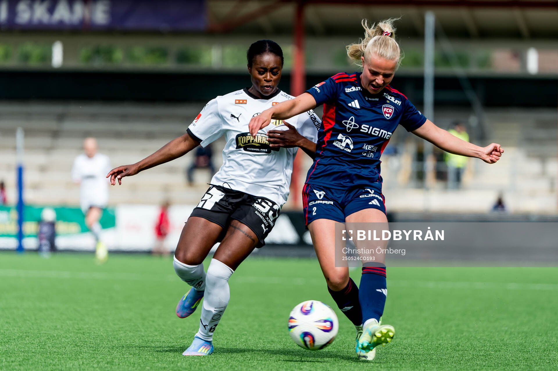 Häckens Monica Jusu Bah och Rosengårds Emilie Woldvik under fotbollsmatchen i Damallsvenskan mellan Rosengård och Häcken den 24 maj 2025 i Malmö.