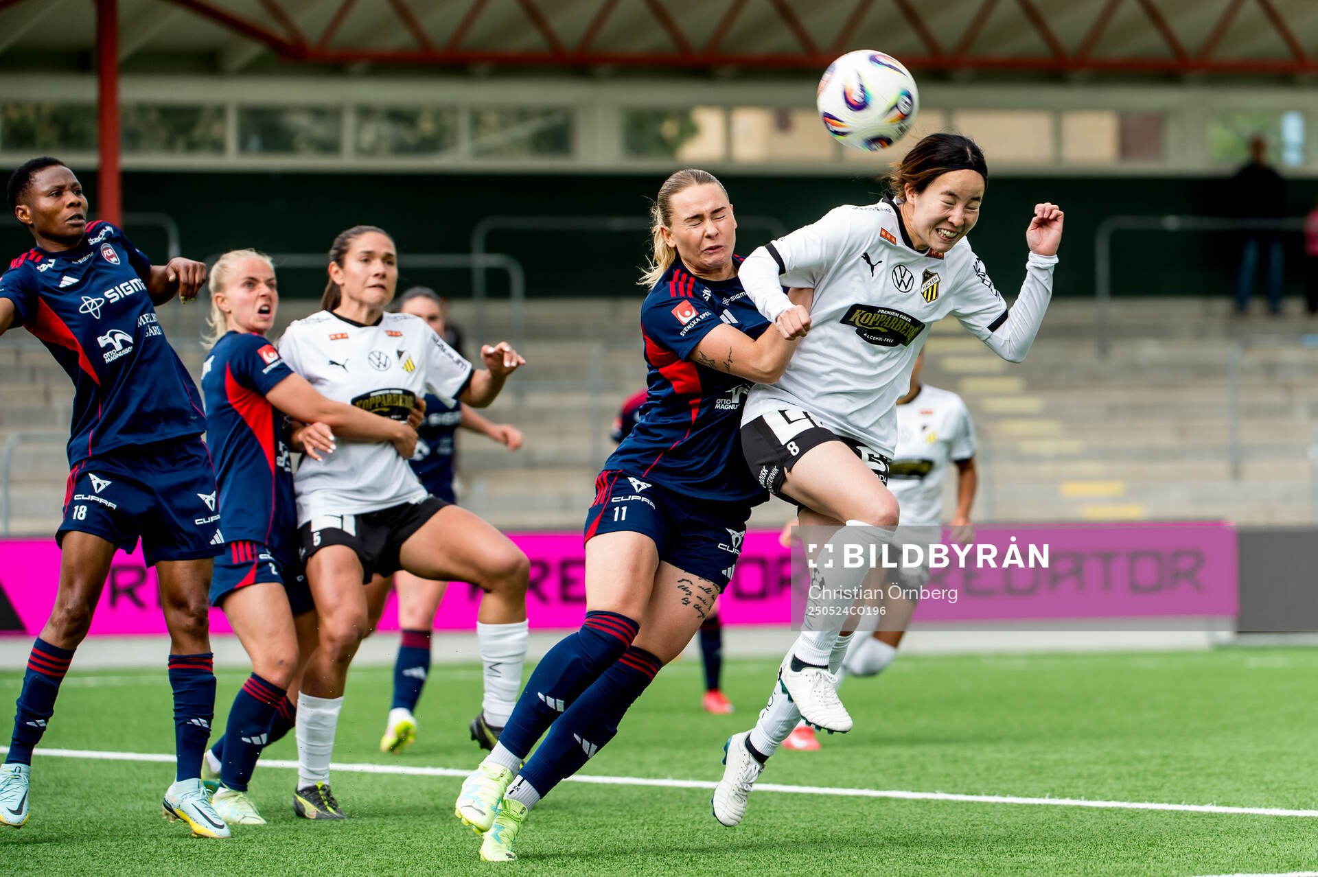 Rosengårds Emma Jansson och Häckens Hikaru Kitagawa under fotbollsmatchen i Damallsvenskan mellan Rosengård och Häcken den 24 maj 2025 i Malmö.