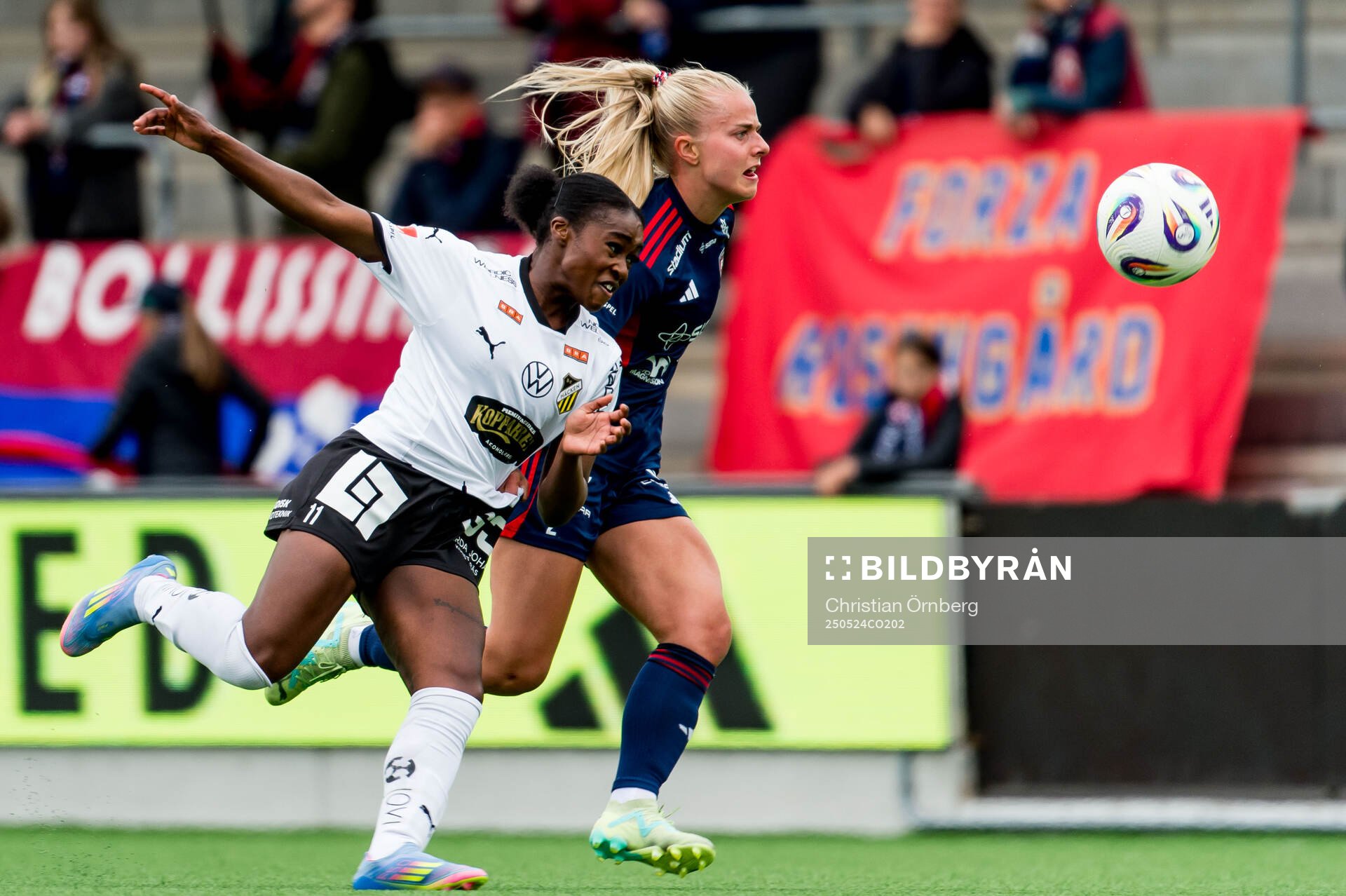 Häckens Monica Jusu Bah och Rosengårds Emilie Woldvik under fotbollsmatchen i Damallsvenskan mellan Rosengård och Häcken den 24 maj 2025 i Malmö.