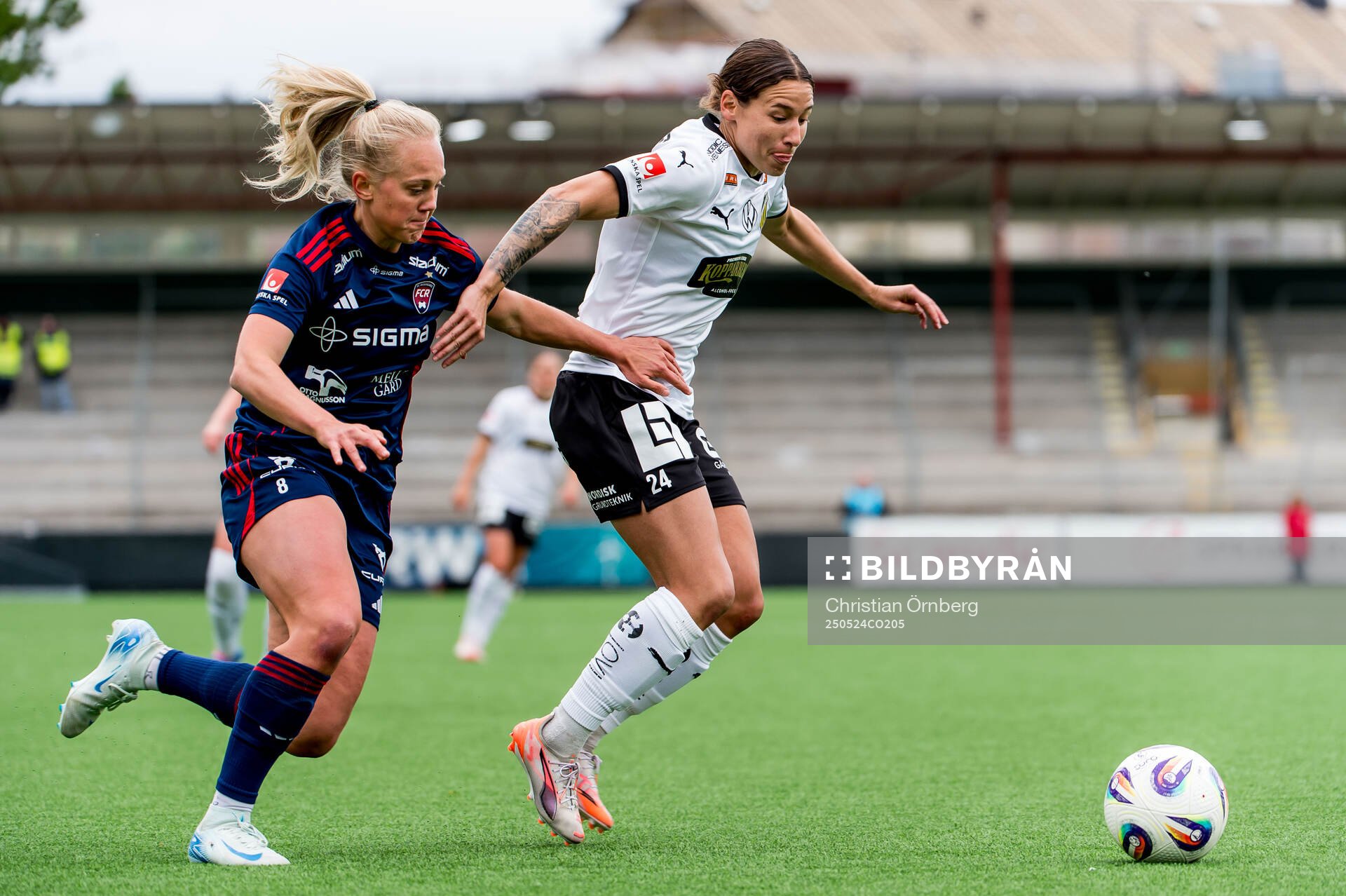 Rosengårds Molly Johansson och Häckens Tabby Tindell under fotbollsmatchen i Damallsvenskan mellan Rosengård och Häcken den 24 maj 2025 i Malmö.