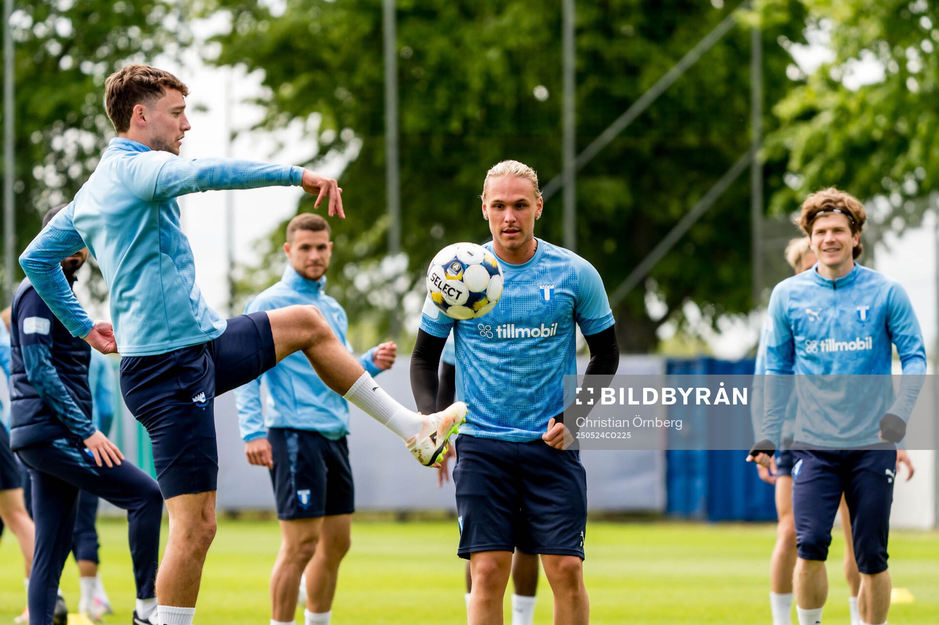 Colin Rösler, Arnor Sigurdsson och Oliver Berg under en träning med Malmö FF den 24 maj 2025 i Malmö. 