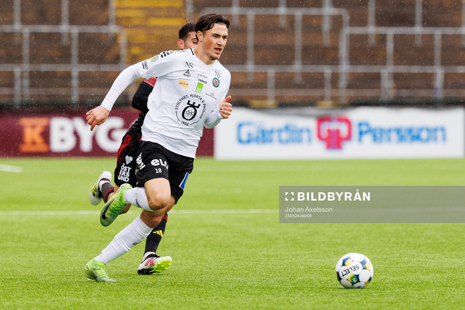 Örebros Erman Hrastovina under fotbollsmatchen i Superettan mellan Östersund och Örebro den 24 maj 2025 i Östersund. 