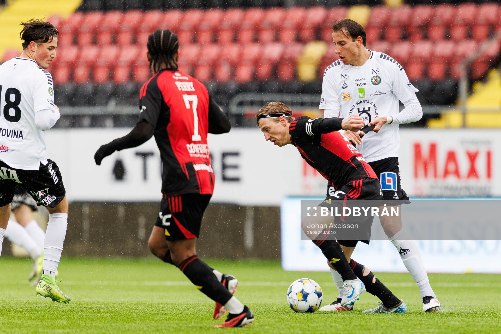 Östersunds Albin Sporrong och Örebros Melvin Bajrovic under fotbollsmatchen i Superettan mellan Östersund och Örebro den 24 maj 2025 i Östersund.