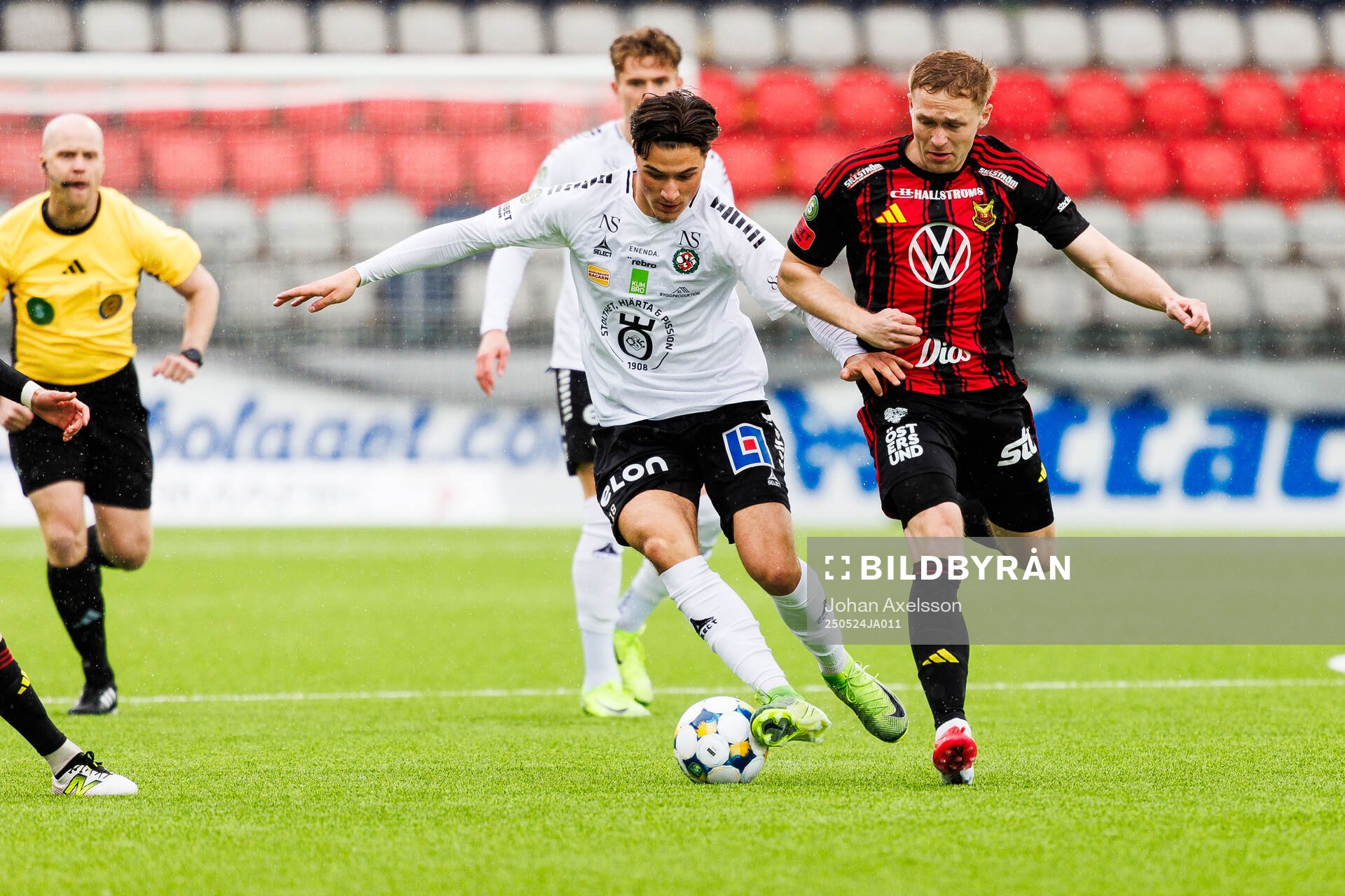 Örebros Erman Hrastovina och Östersunds James Joseph Kirby under fotbollsmatchen i Superettan mellan Östersund och Örebro den 24 maj 2025 i Östersund.