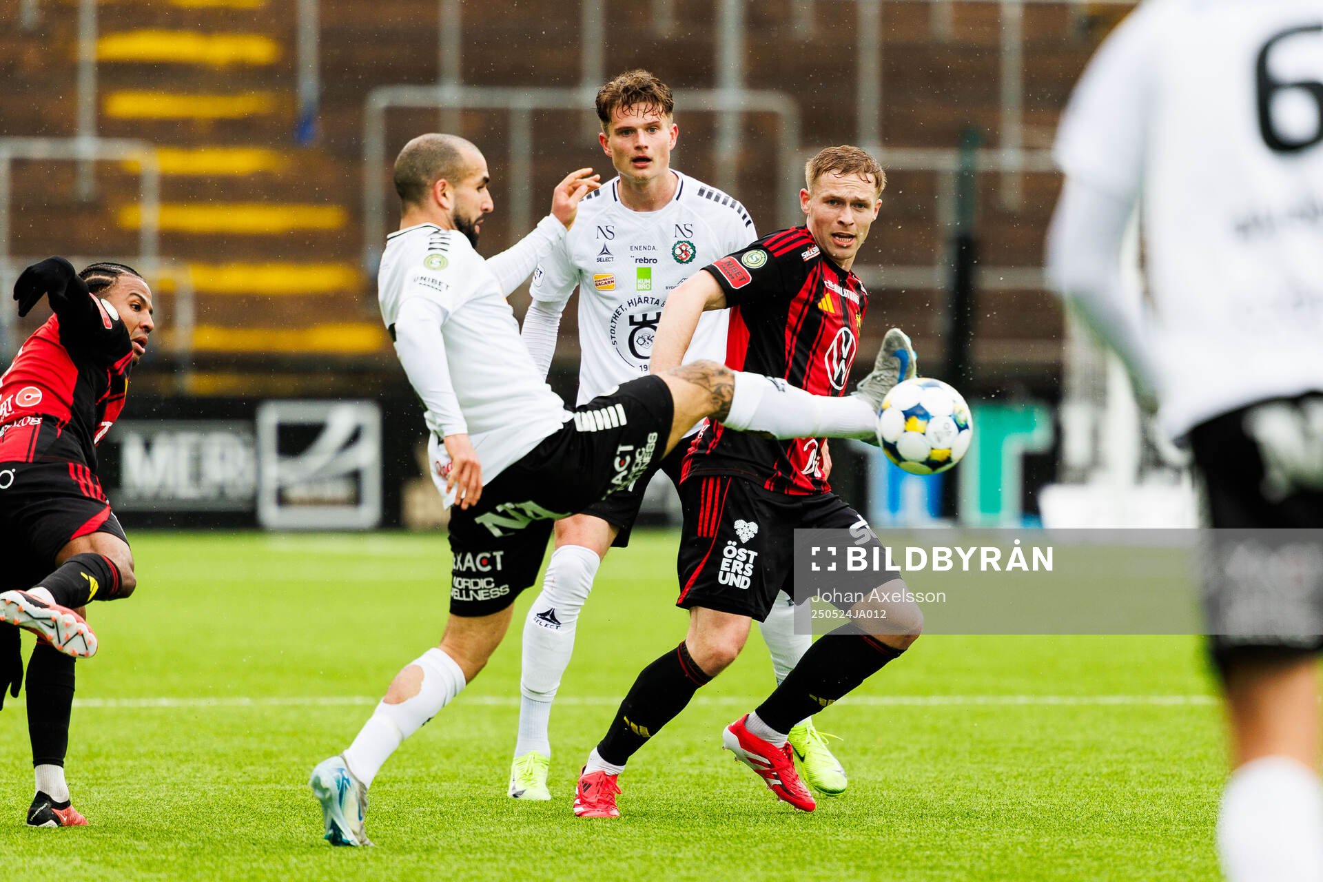 Örebros Alai Hussain Ghasem och Östersunds James Joseph Kirby under fotbollsmatchen i Superettan mellan Östersund och Örebro den 24 maj 2025 i Östersund.