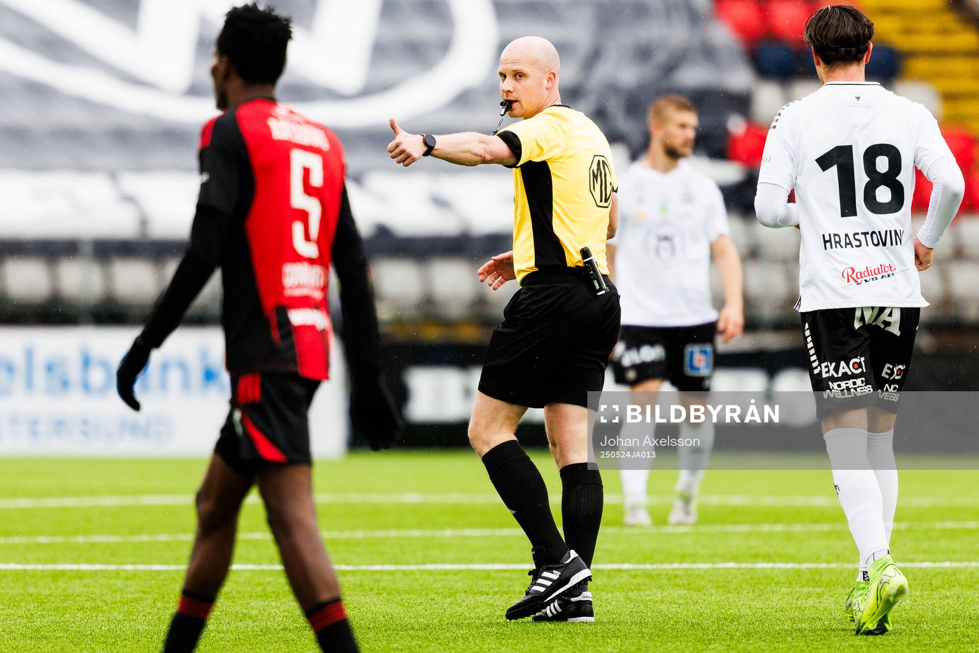 Domare Pontus Olofsson under fotbollsmatchen i Superettan mellan Östersund och Örebro den 24 maj 2025 i Östersund. 