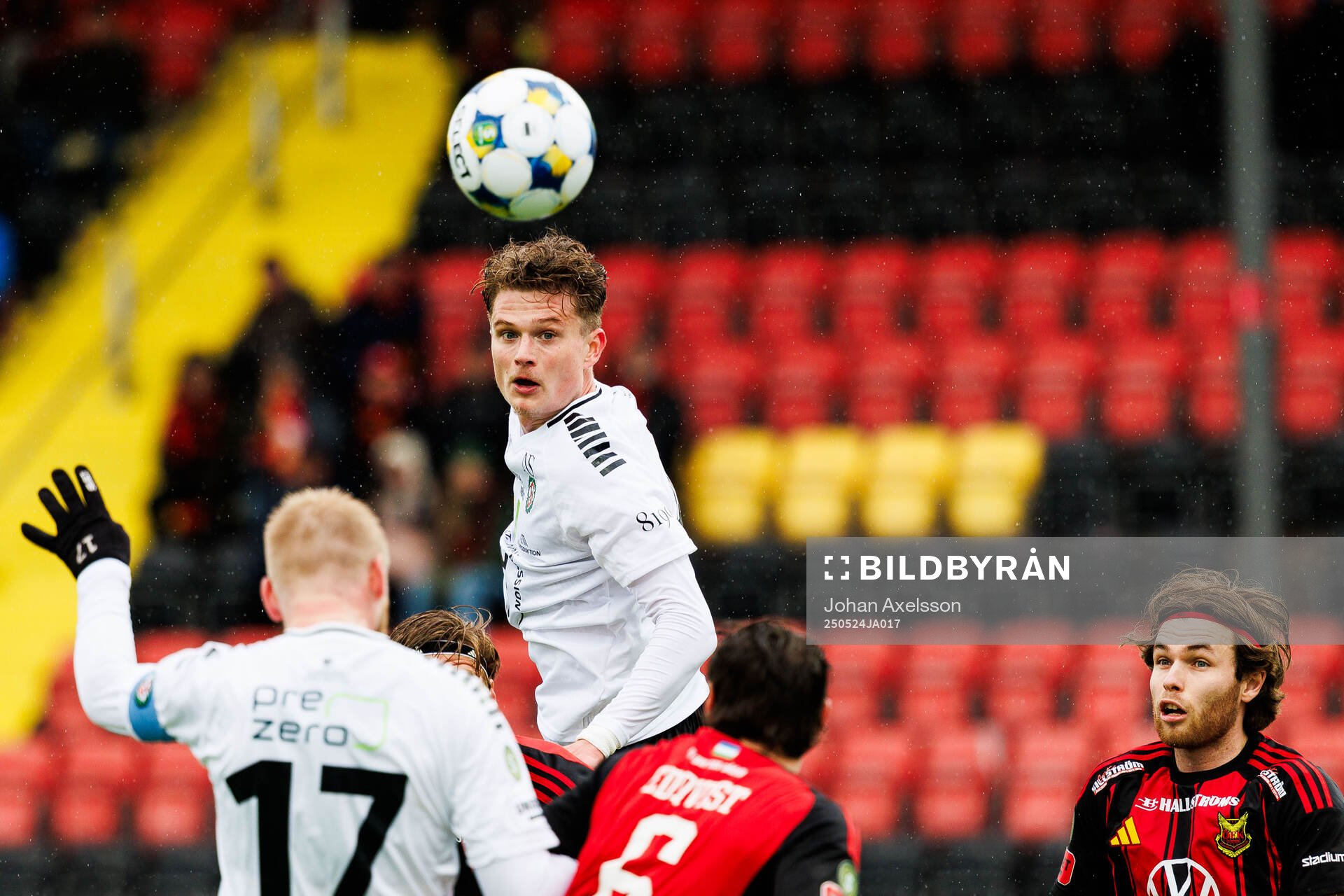 Örebros Erman Hrastovina under fotbollsmatchen i Superettan mellan Östersund och Örebro den 24 maj 2025 i Östersund. 