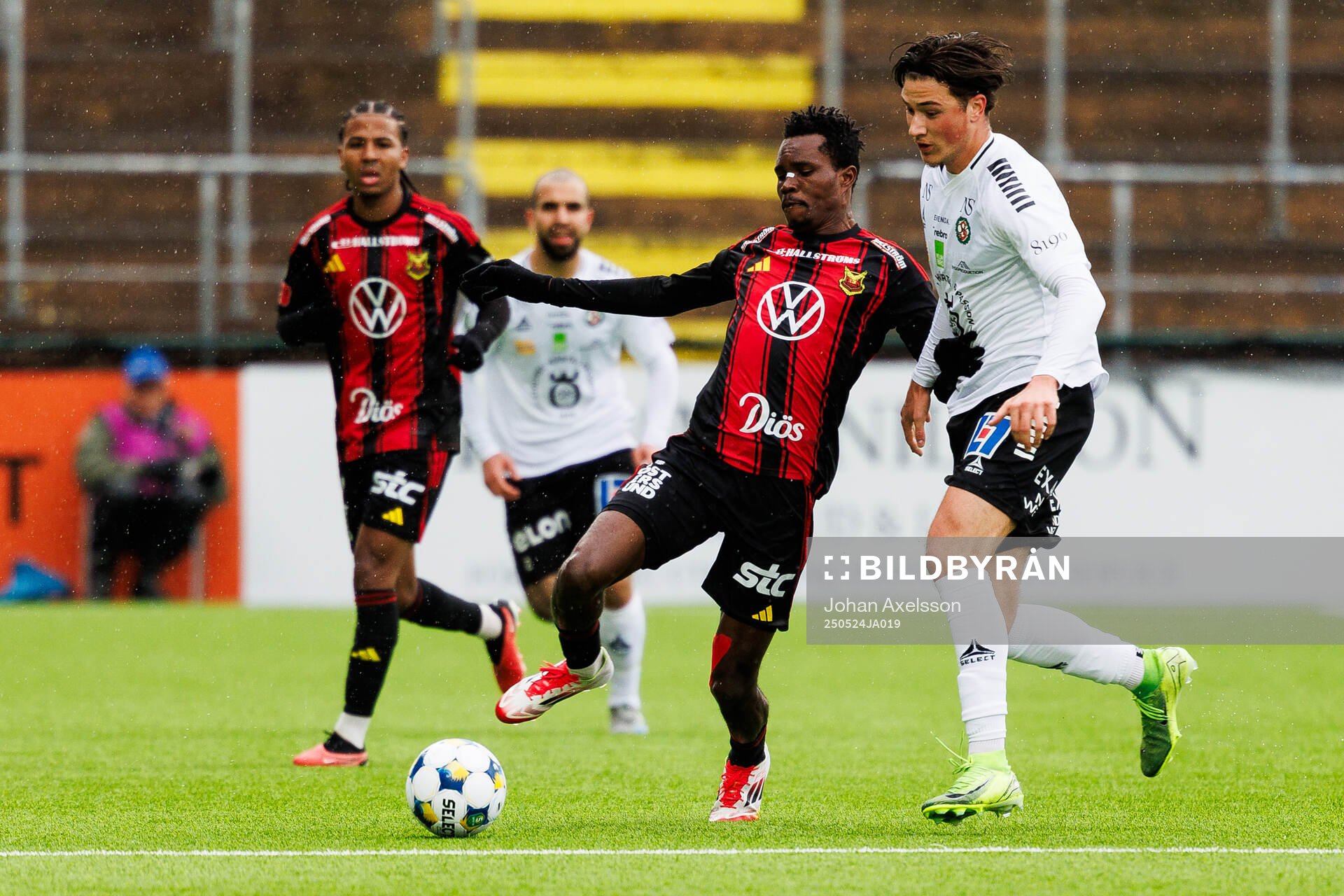 Östersunds Sunday Anyanwu och Örebros Erman Hrastovina under fotbollsmatchen i Superettan mellan Östersund och Örebro den 24 maj 2025 i Östersund.