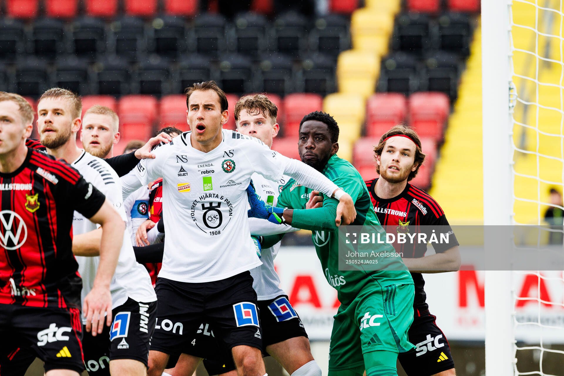 Örebros Melvin Bajrovic och Östersunds Arnold Otieno under fotbollsmatchen i Superettan mellan Östersund och Örebro den 24 maj 2025 i Östersund.