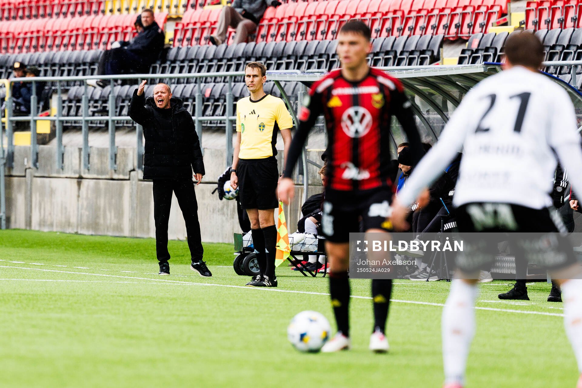 Örebros huvudtränare Patrik Haginge under fotbollsmatchen i Superettan mellan Östersund och Örebro den 24 maj 2025 i Östersund. 