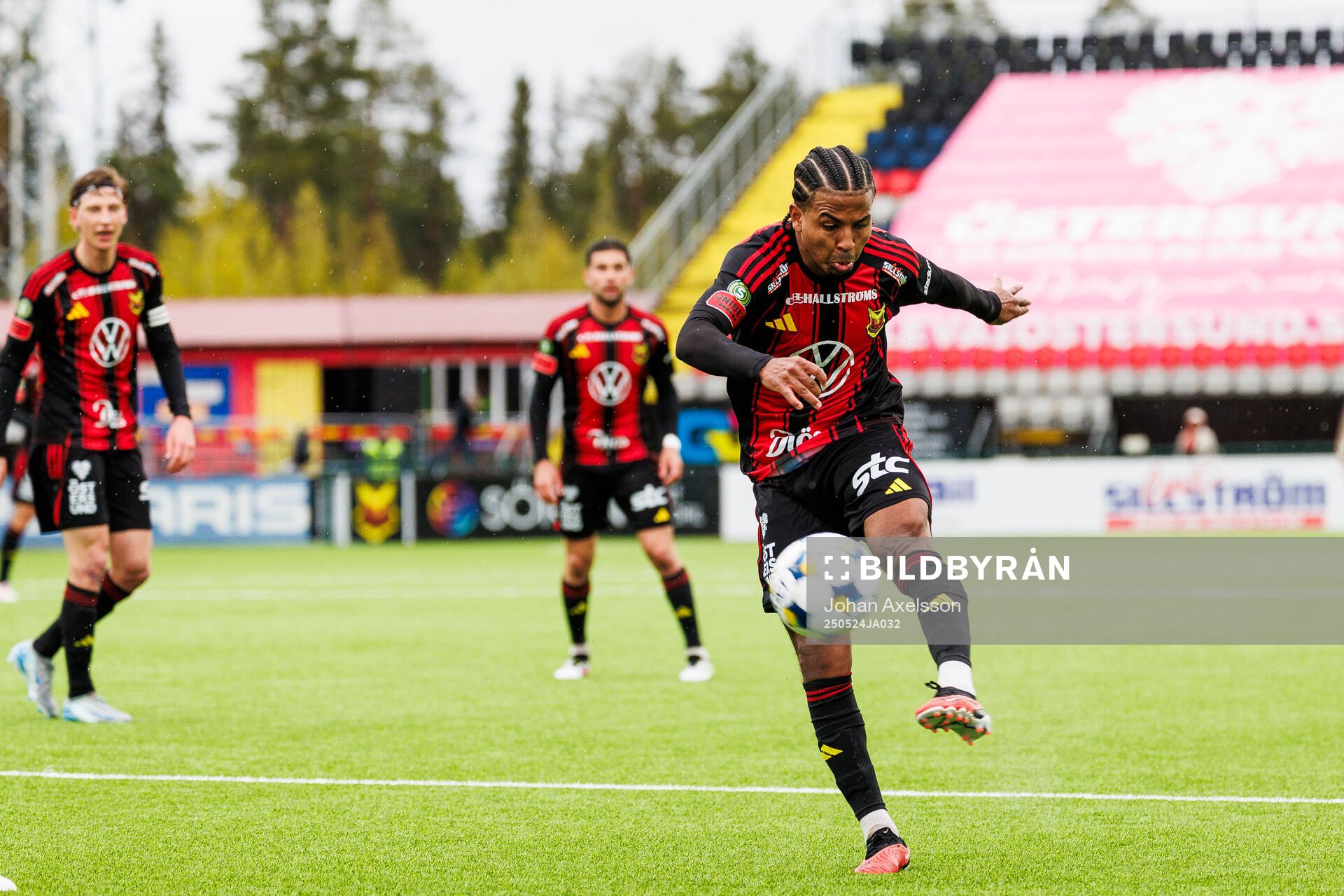 Östersunds Nebiyou Perry under fotbollsmatchen i Superettan mellan Östersund och Örebro den 24 maj 2025 i Östersund. 