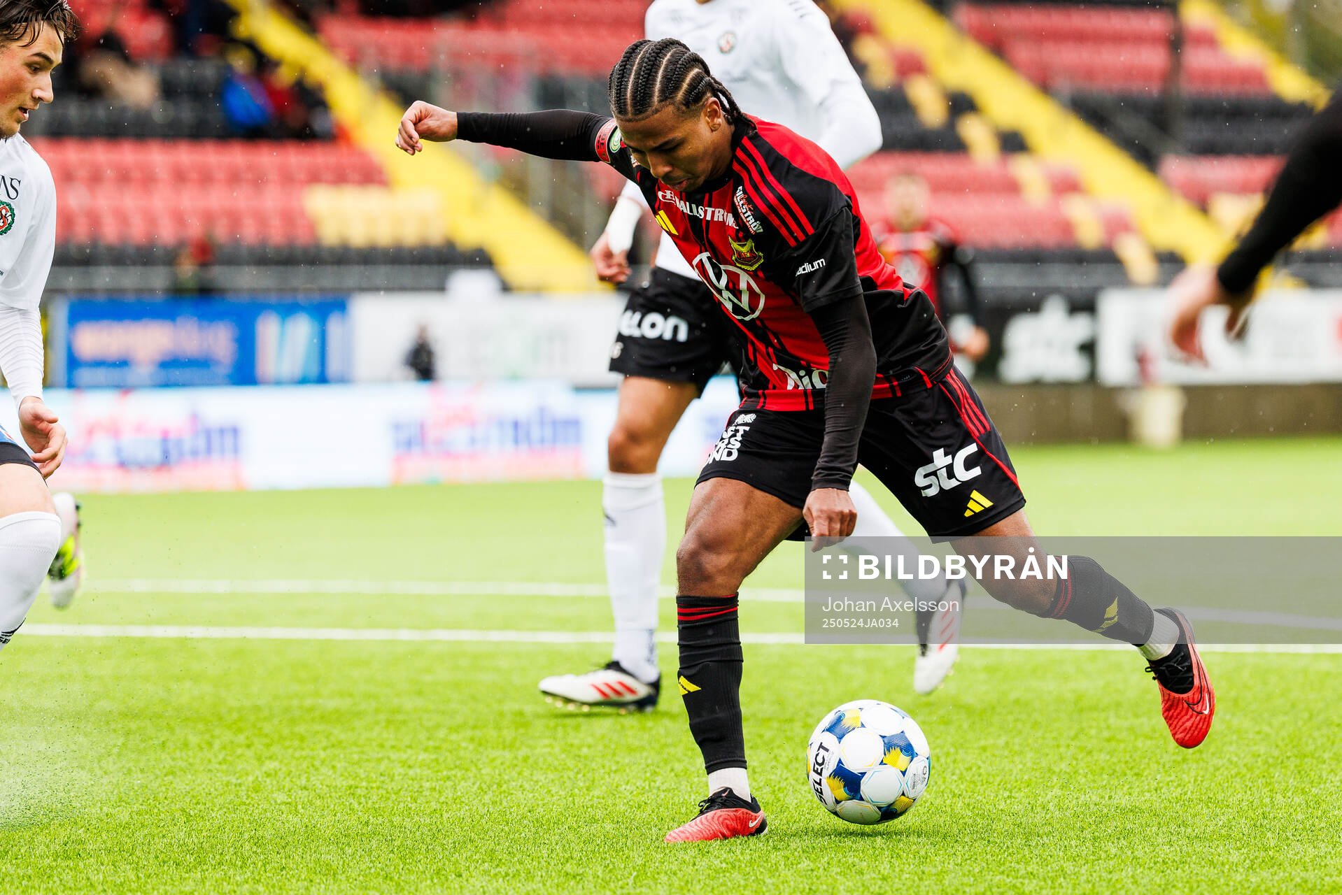 Östersunds Nebiyou Perry under fotbollsmatchen i Superettan mellan Östersund och Örebro den 24 maj 2025 i Östersund. 