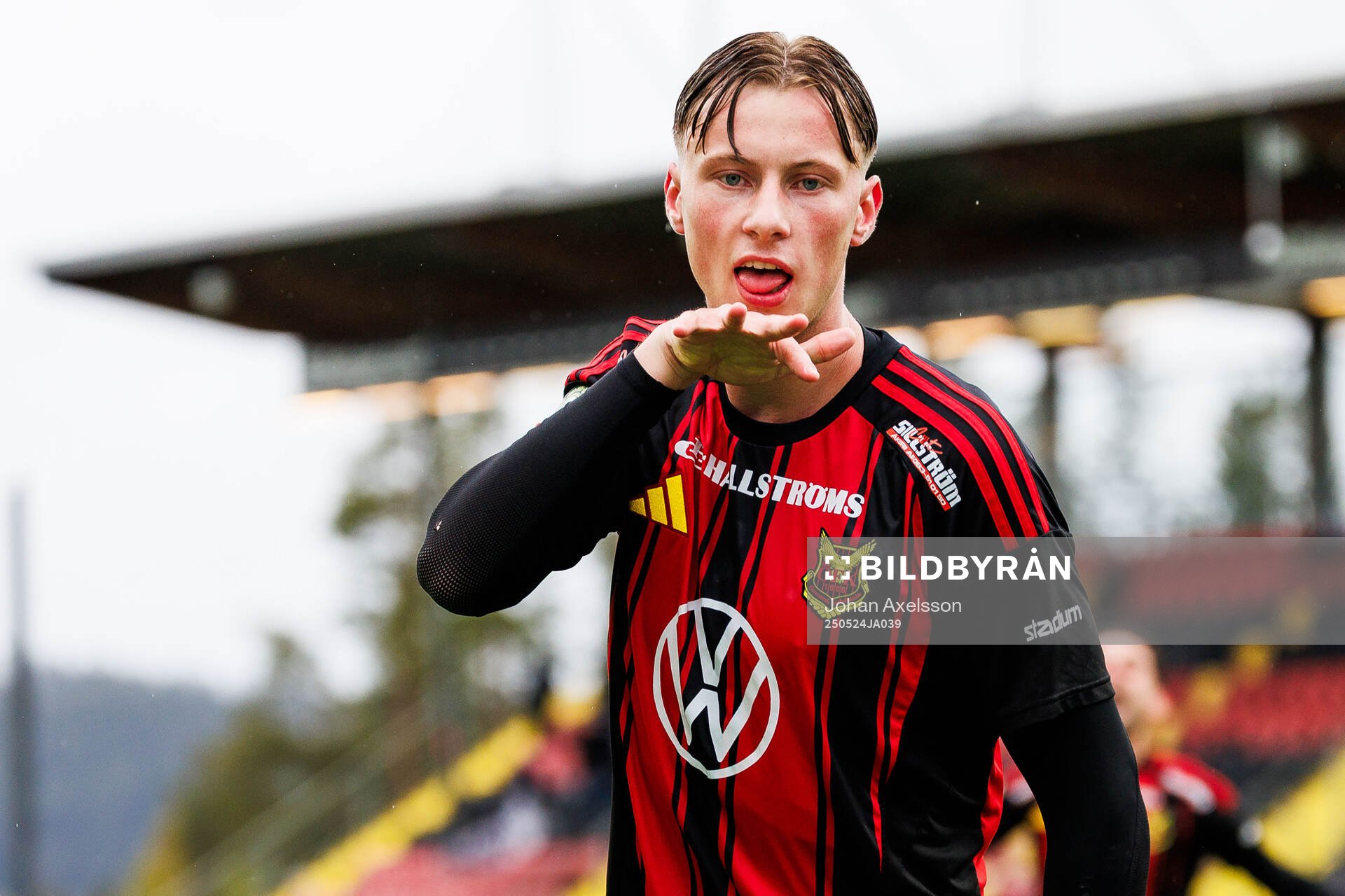 Östersunds Philip Bonde jublar efter 2-0 under fotbollsmatchen i Superettan mellan Östersund och Örebro den 24 maj 2025 i Östersund. 