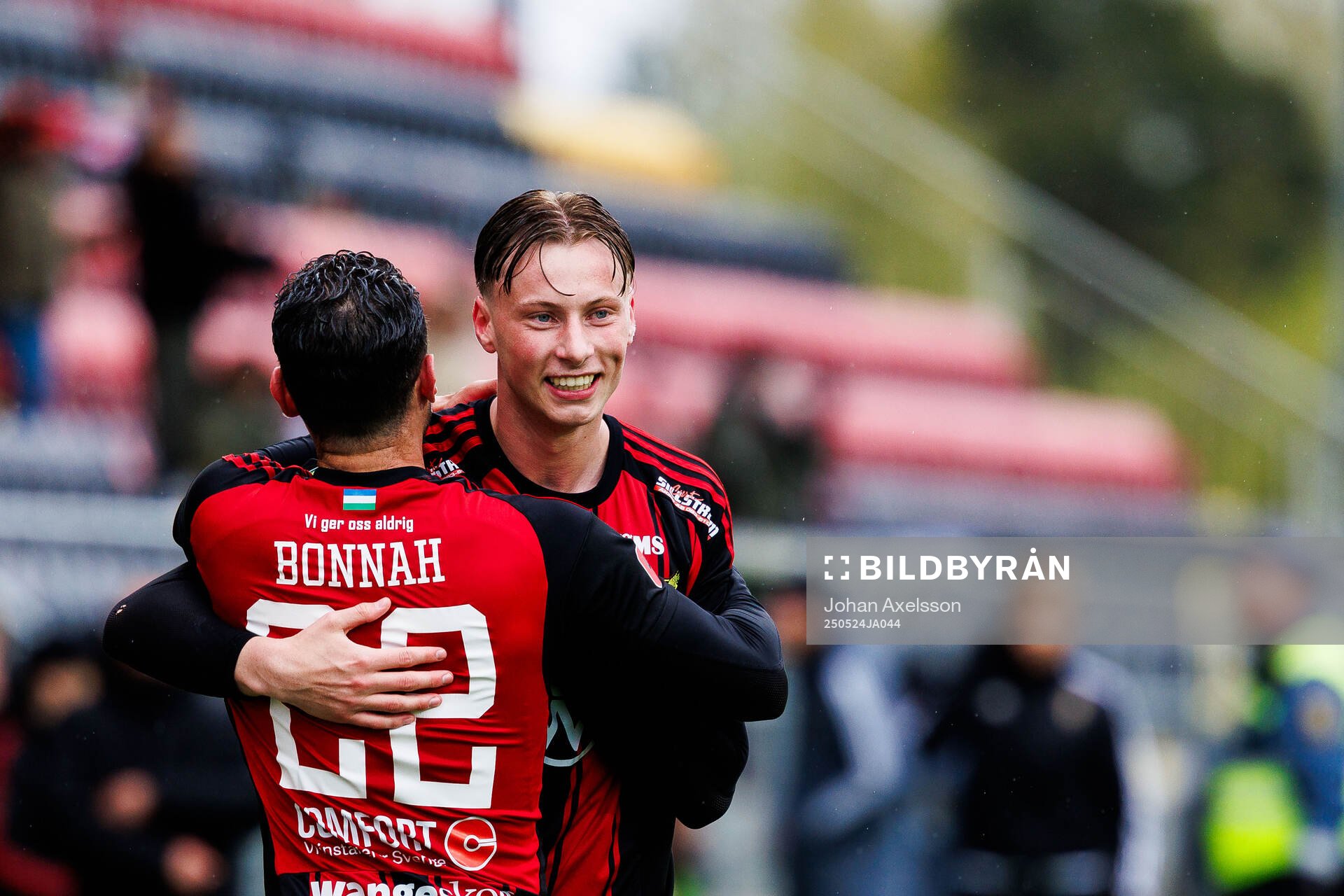 Östersunds Ahmed Bonnah och Philip Bonde jublar efter 2-0 under fotbollsmatchen i Superettan mellan Östersund och Örebro den 24 maj 2025 i Östersund.