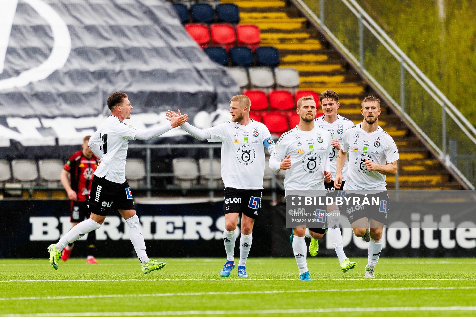 Örebros Karl Holmberg jublar efter 2-1 under fotbollsmatchen i Superettan mellan Östersund och Örebro den 24 maj 2025 i Östersund. 